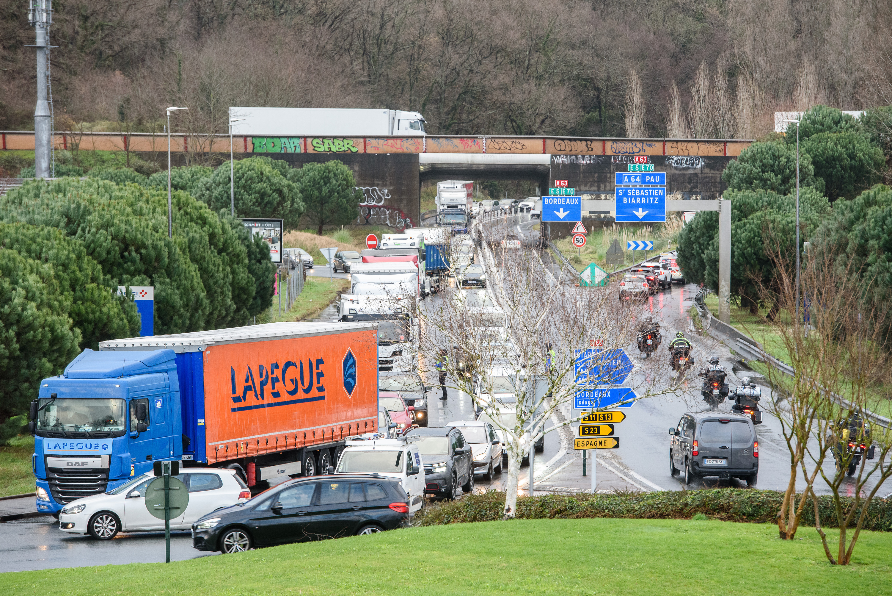 A63 autobidearen blokeatzeak eragin dituen autometaketak, gaur goizean, Baiona iparraldeko irteeran. GUILLAUME FAUVEAU