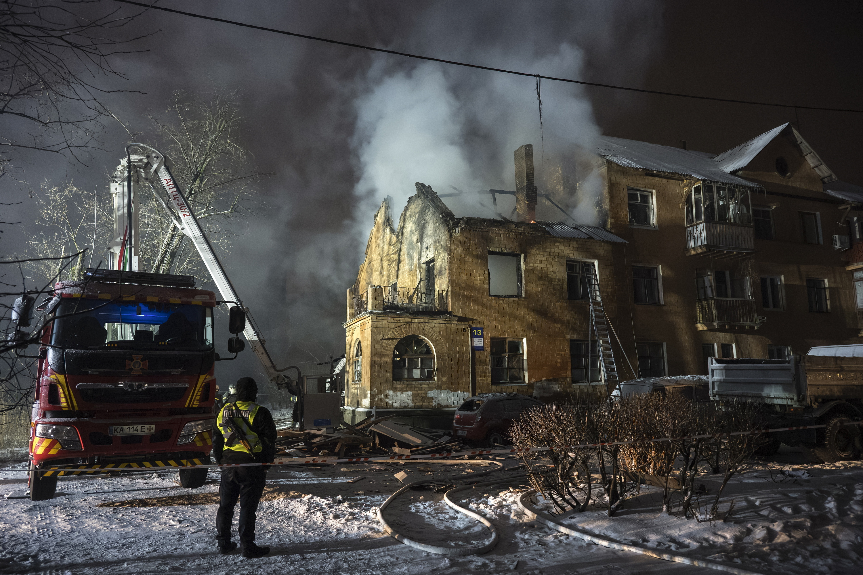Suhiltzaileak gaur Kieven, Errusiaren erasoak txikitutako eraikin batean lanean. MAXIM MARUSENKO / EFE