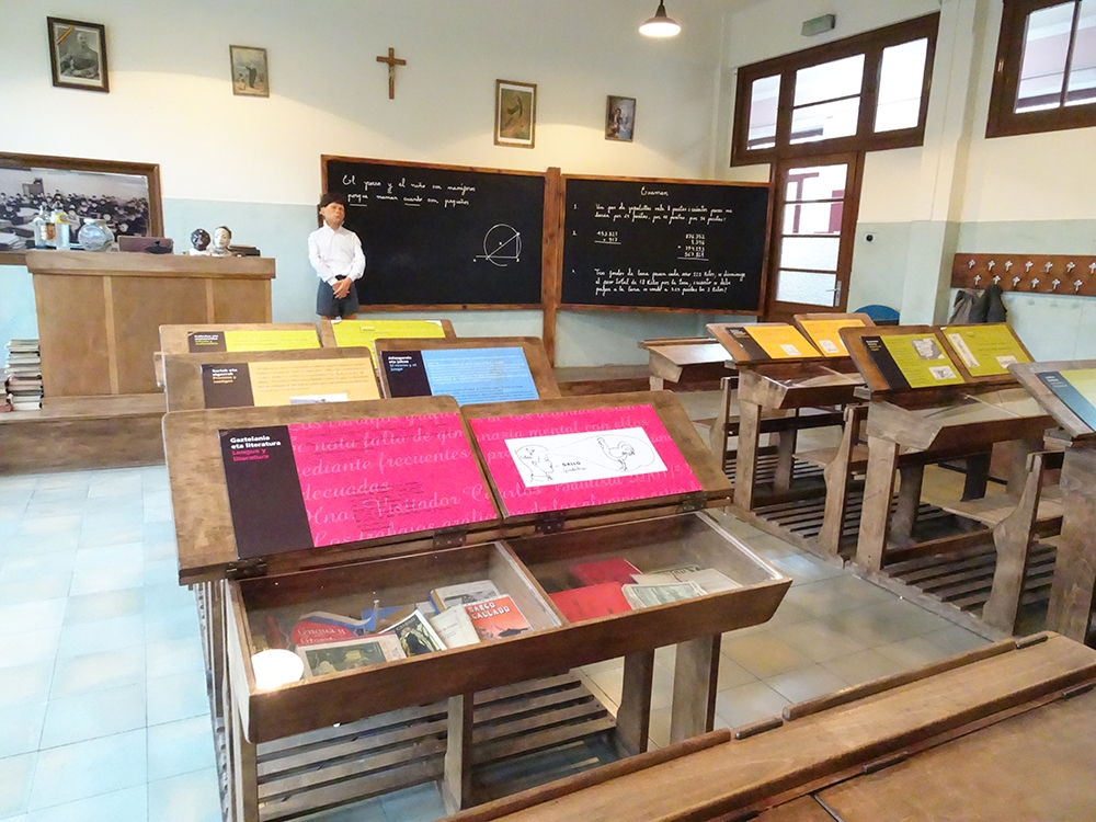 50eko hamarkadako eskola bat, barrutik. LENBUR