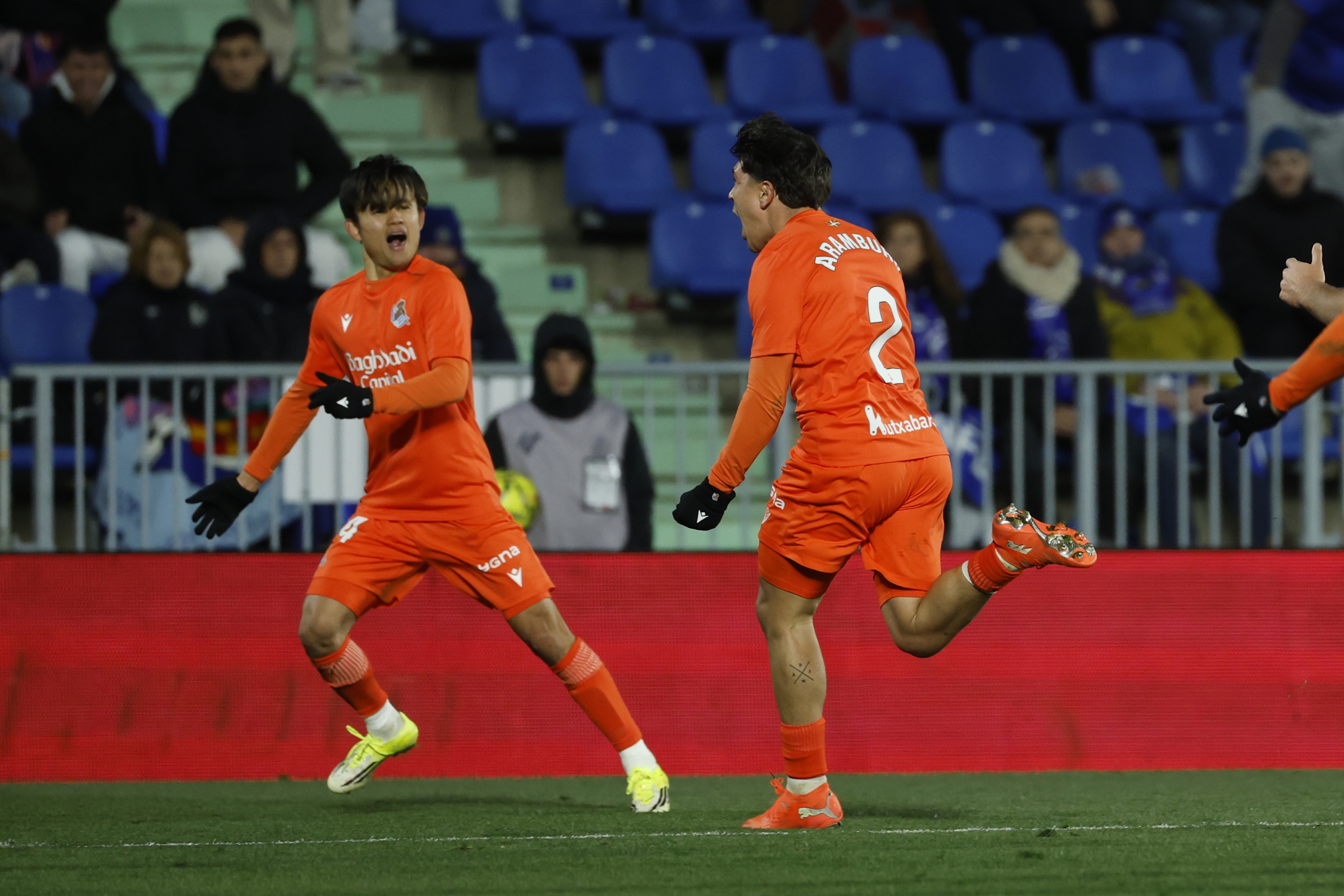 Kubo eta Aramburu azken unean sartutako gola ospatzen. JUANJO MARTIN / EFE