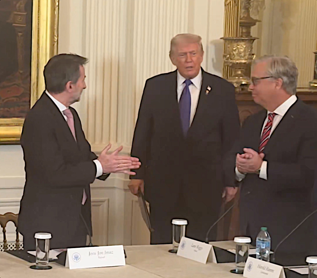 (ID_17680263231595) Josu Jon Imaz, bart Etxe Zurian, Donald Trumpi txalo egiten