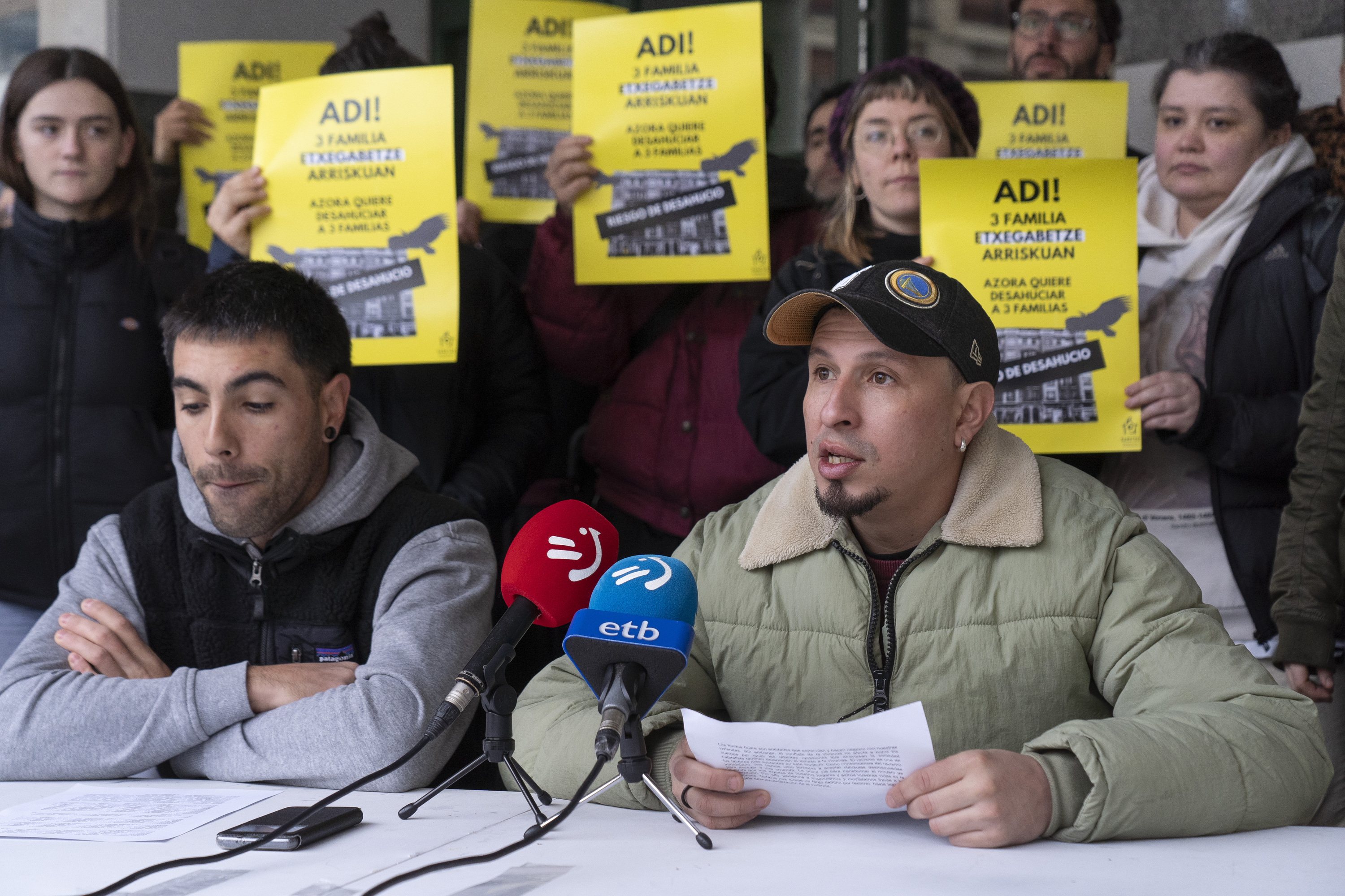 Saretxe etxebizitza sindikatuko kideen agerraldia, gaur goizean, Donostian. IÑIGO URIZ / FOKU