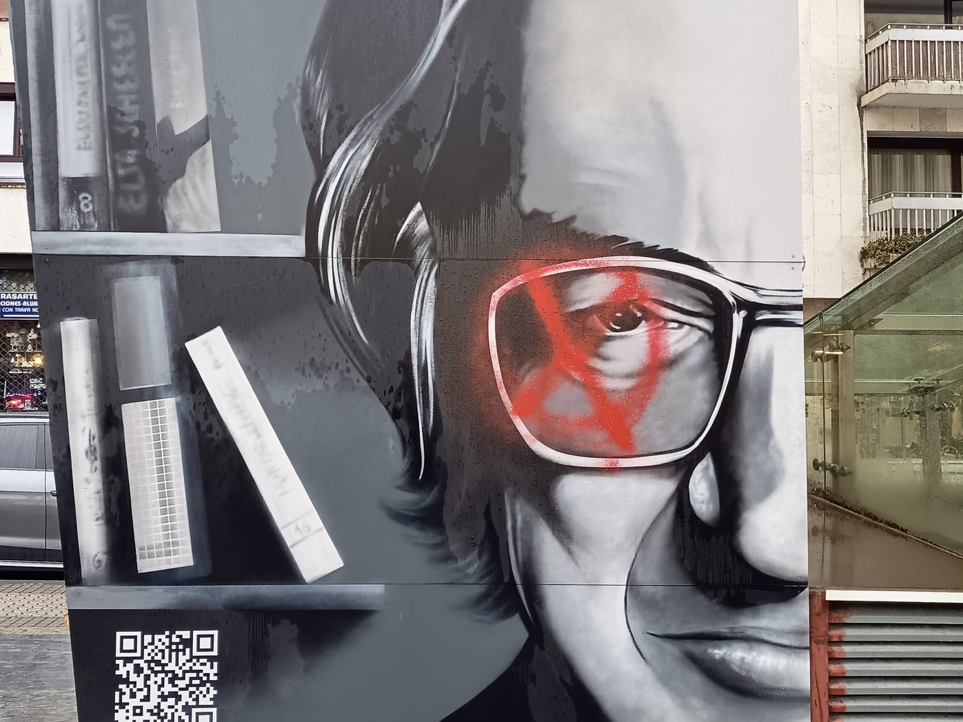 Pintaketak egin dizkiote Txillardegiren omenezko horma irudiari. JOSEBA ALVAREZ