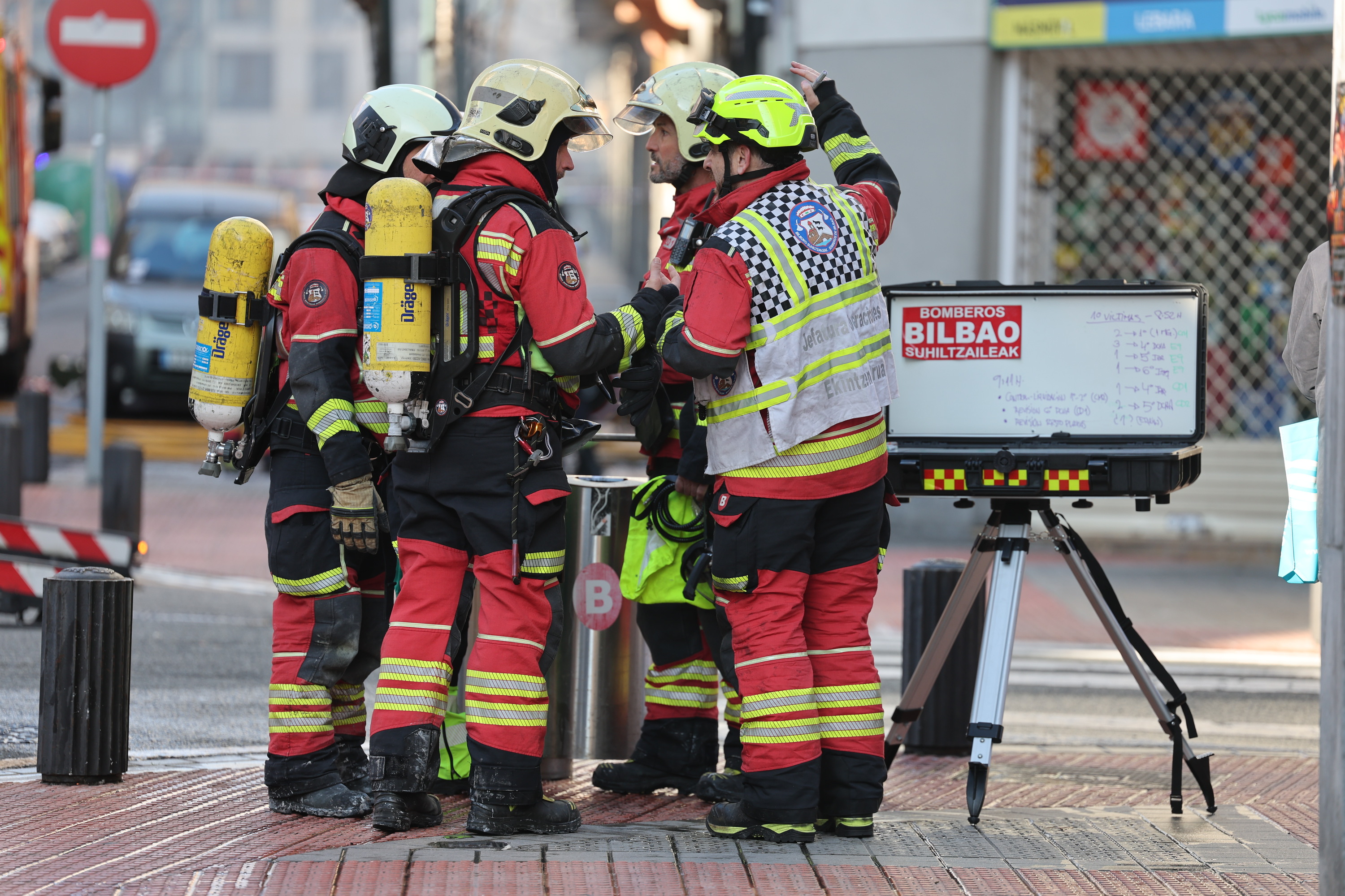 Bilboko suhiltzaileak, artxiboko irudi batean. LUIS TEJIDO / EFE