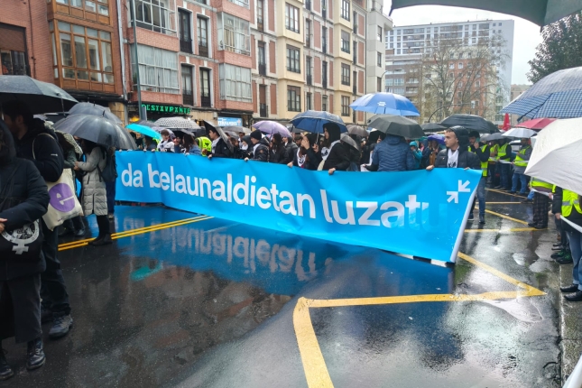 Gazteak jarri dituzte senideak doazen manifaren atalean, eta pankarta propioa zabaldu dute haiek. IOSU ALBERDI