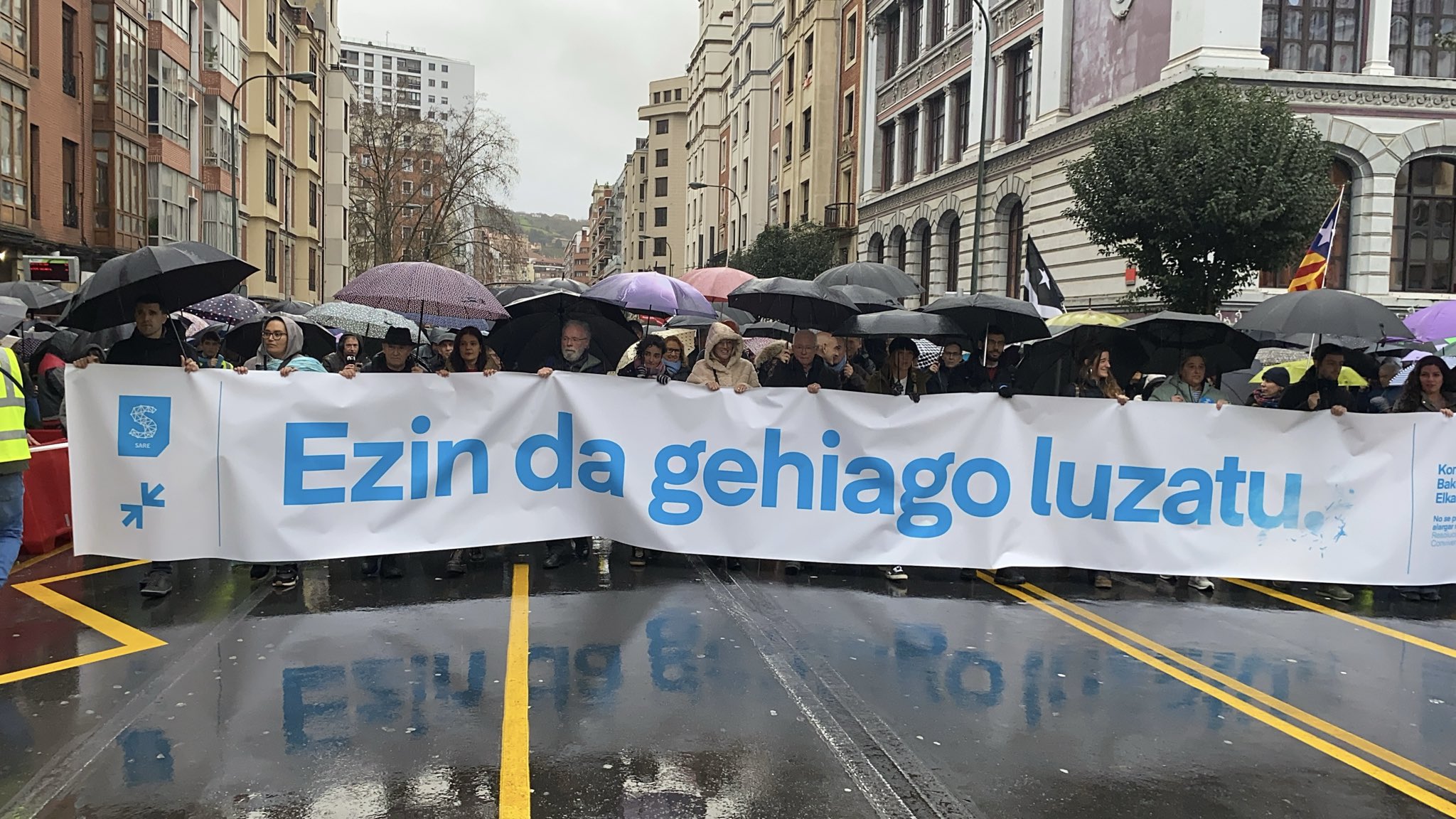 Gizarteko ordezkariak, pankartan.