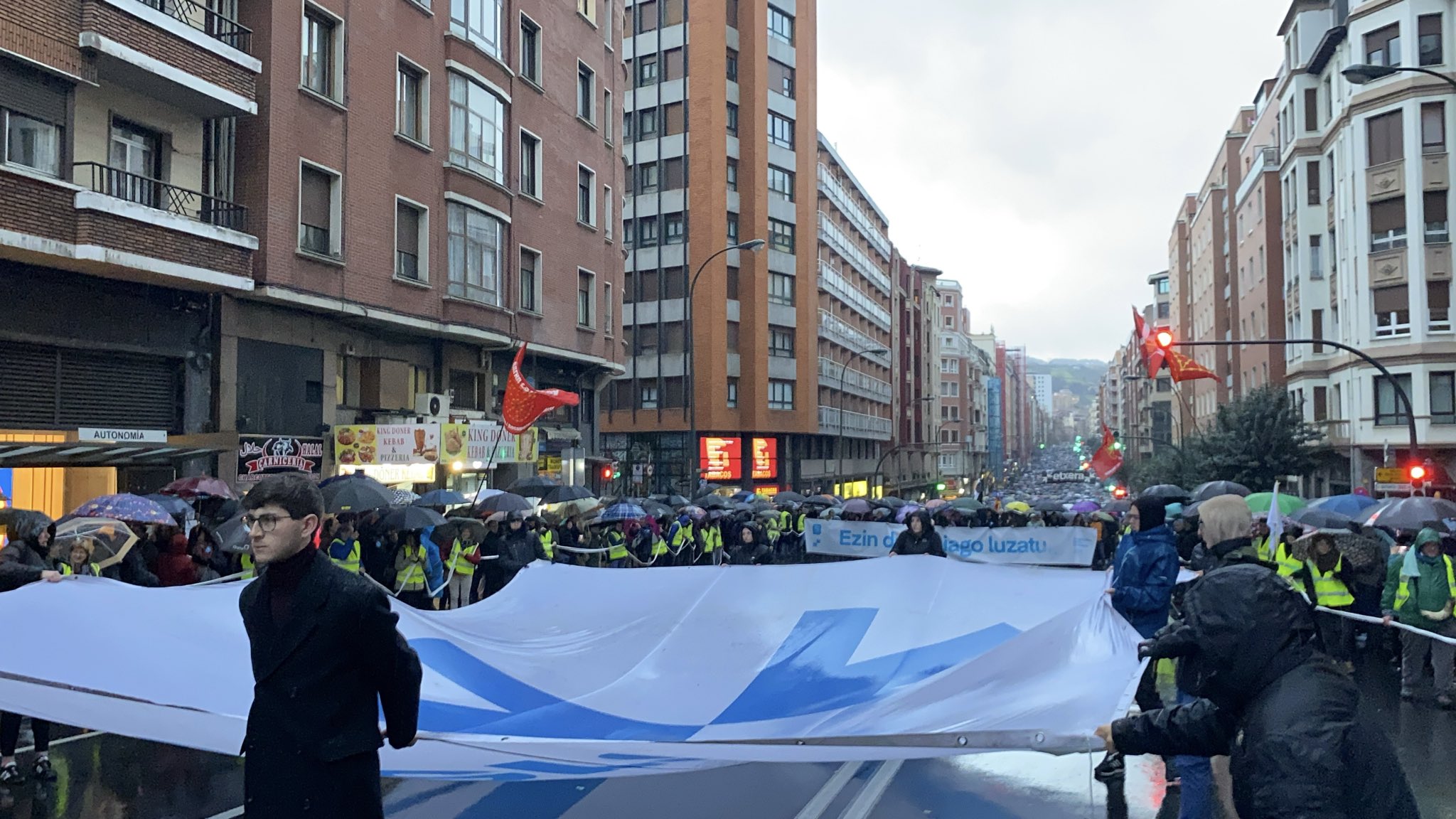 Manifestazioaren burua, abian, Autonomia kalean.