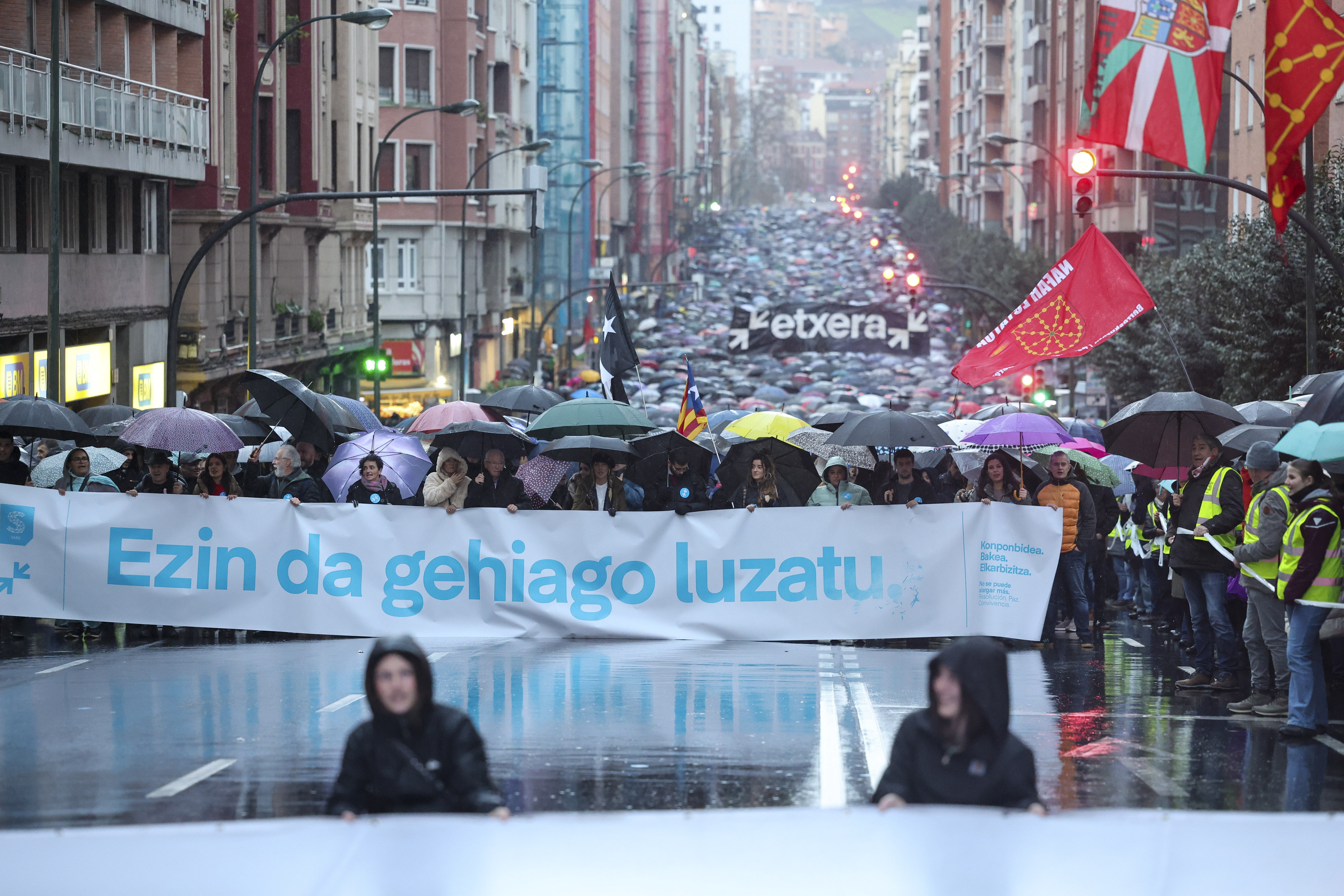 Sarek deitutako manifestazioaren burua, abian, Autonomia kalean. Atzetik, jendetza. LUIS TEJIDO / EFE