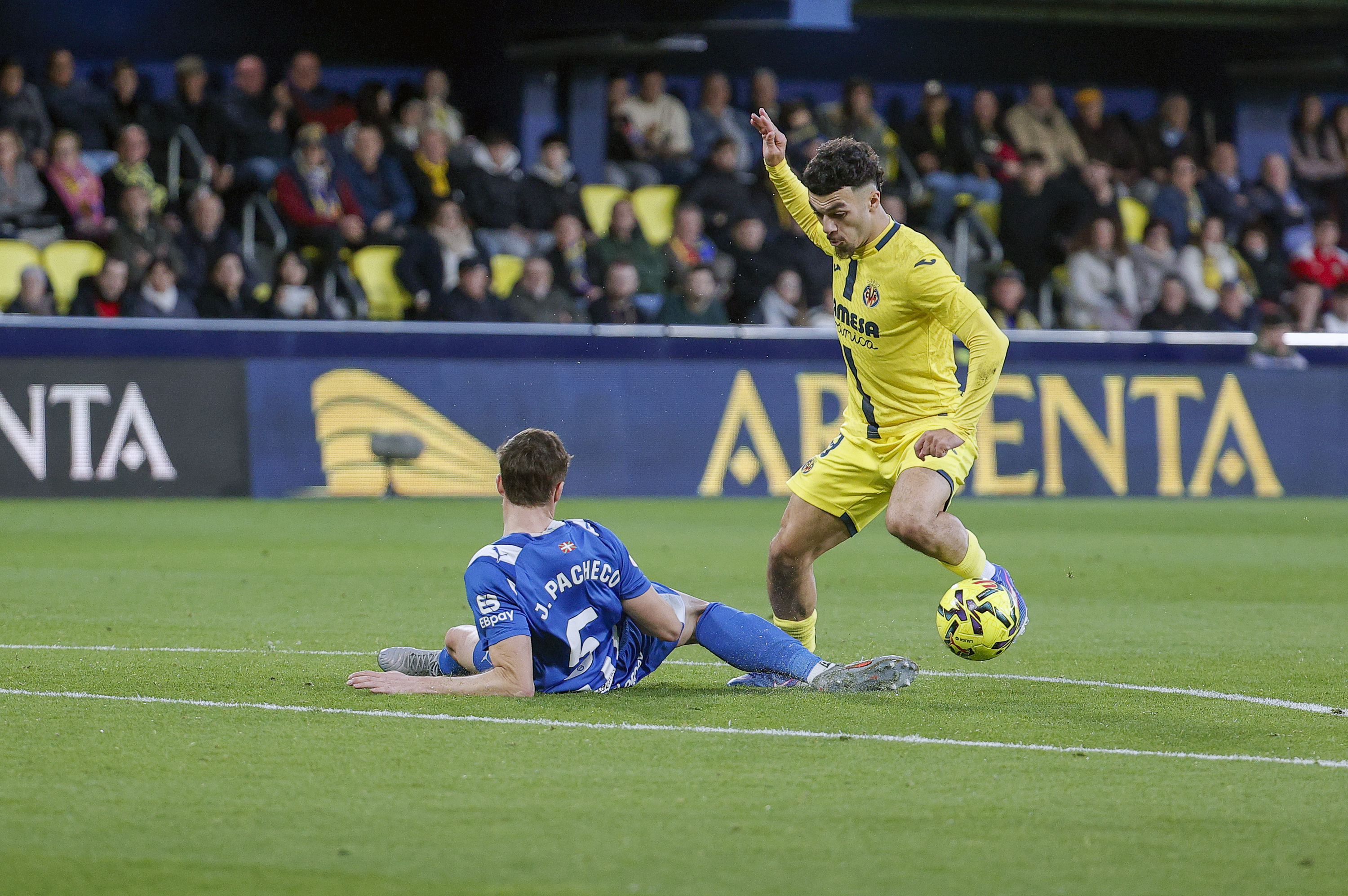 Mikautadze, eraso jokaldi batean, Jon Pacheco lurrean dela. MANUEL BURQUE / EFE