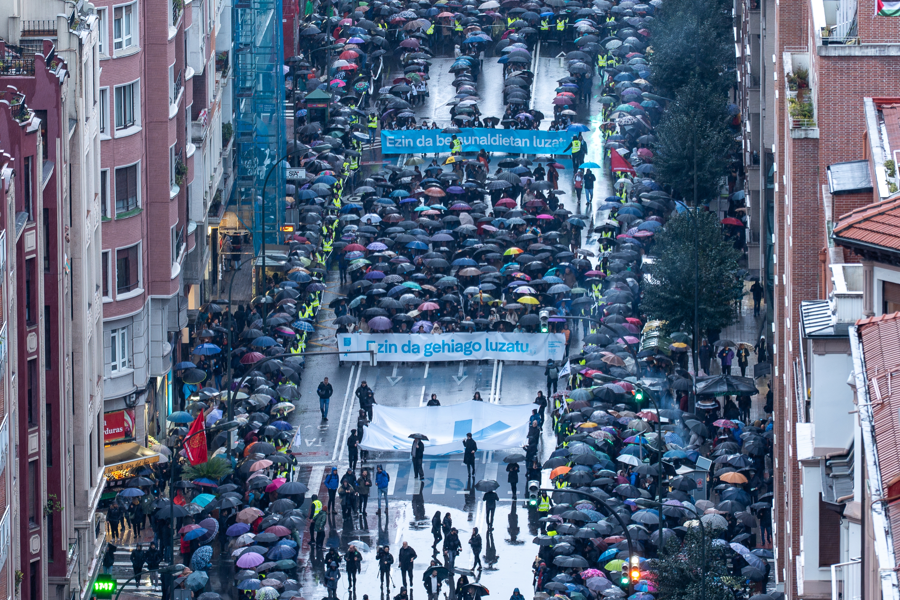 Manifestazioaren burua, Autonomia kalean, gaur, Bilbon. AITOR KARASATORRE / FOKU