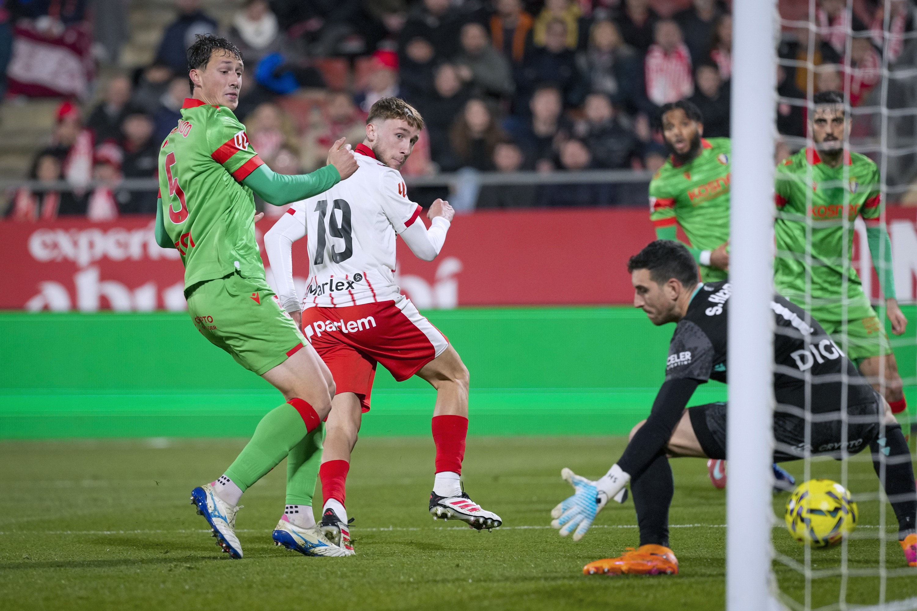 Gironak gola egin duen unea. Irudian, Sergio Herrera Osasunako atezaina, baloia geratu ezinik. DAVID BORRAT / EFE