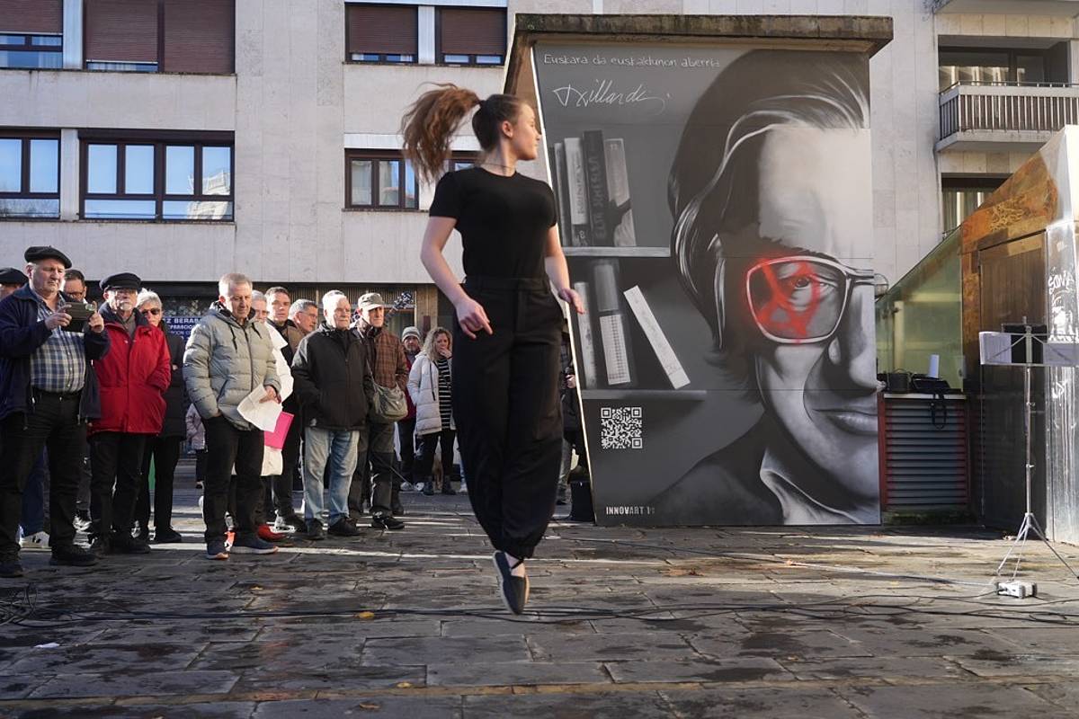 Txillardegiri eta Forcadari egindako omenaldia, gaur, Donostian, eraso egin dioten muralaren parean. JON URBE / FOKU