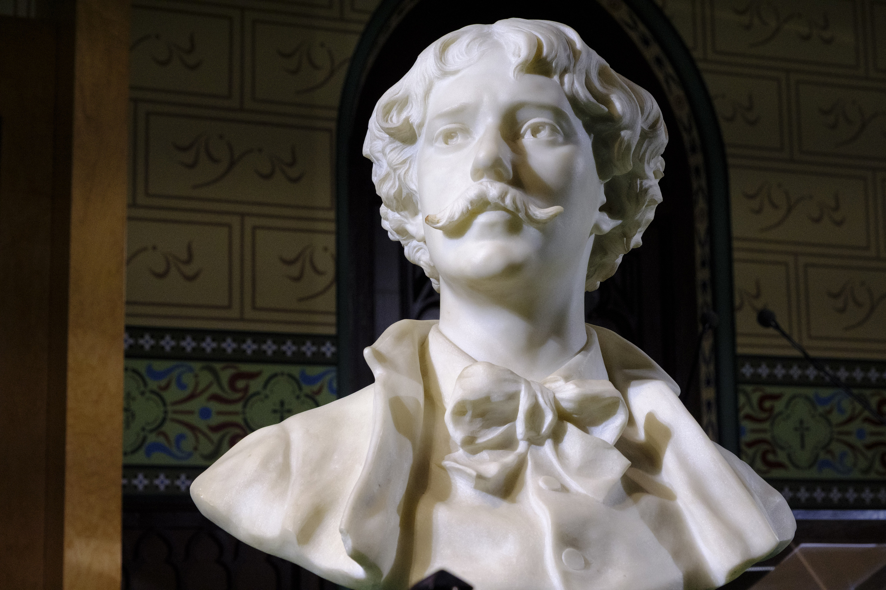 Jules Franceschik Sarasateri eginiko marmolezko bustoa, kutxetan aurkitutakoa. GORKA BEUNZA / IRUÑEKO UDALA 