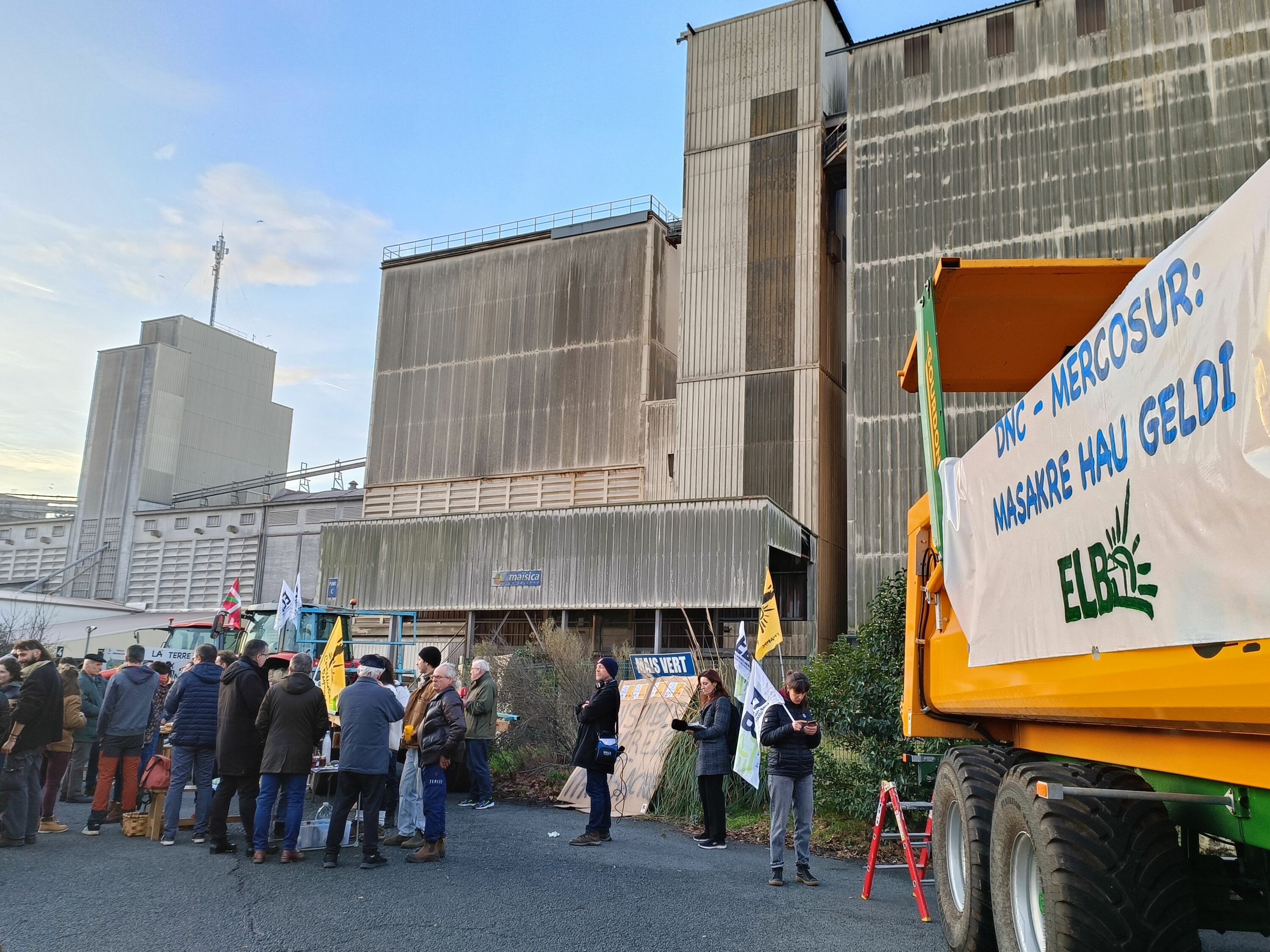 Laborariak protestan gaur goizean, Baionan. LEIRE CASAMAJOU ELKEGARAI