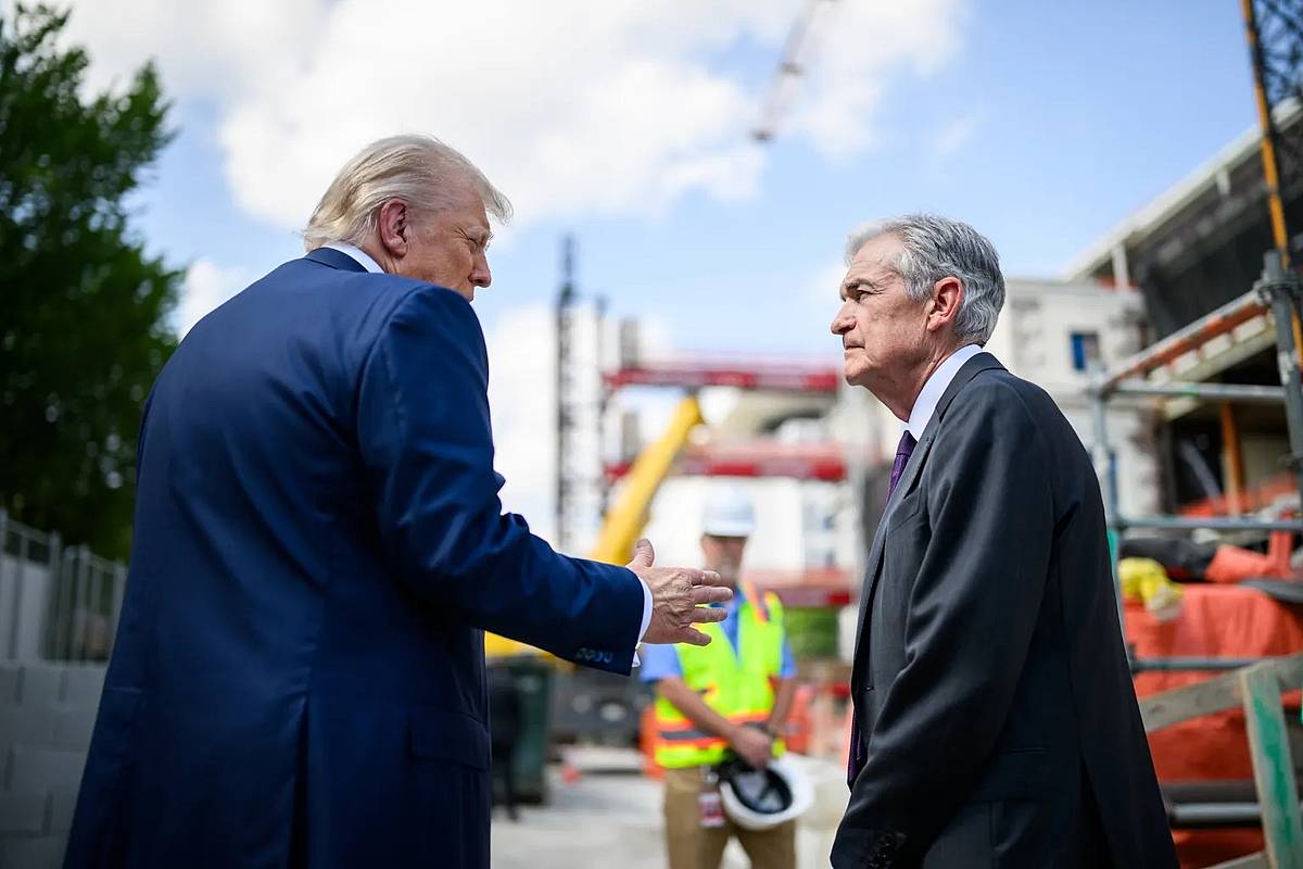 Donald Trump eta Jerome Powell. AEBetako presidenteak uztailean egin zuen bisita Erreserba Federalaren egoitzaren berritze lanetara. ETXE ZURIA