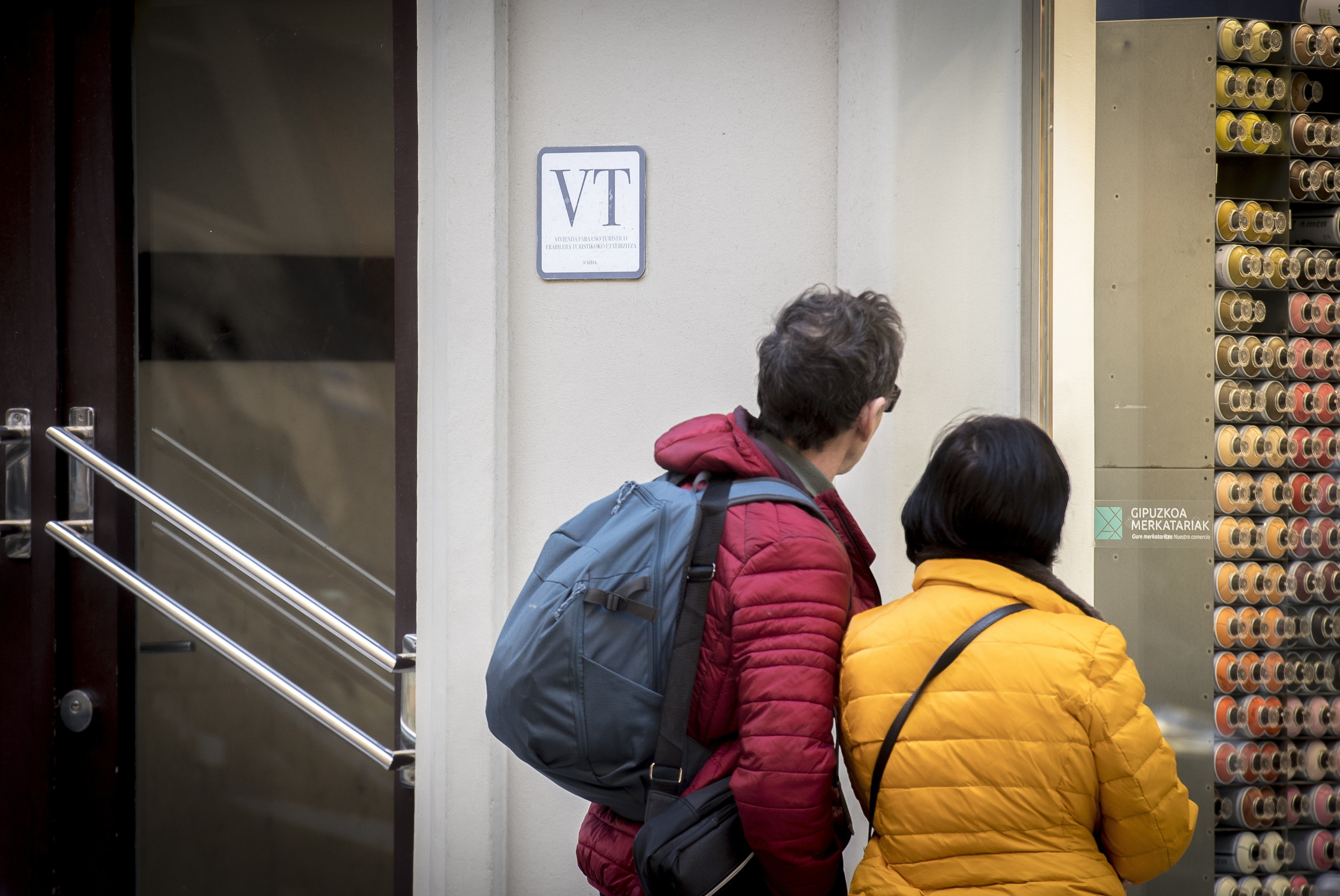 Bi lagun, Donostiako etxe turistiko baten atarian, 2024an. GORKA RUBIO / FOKU