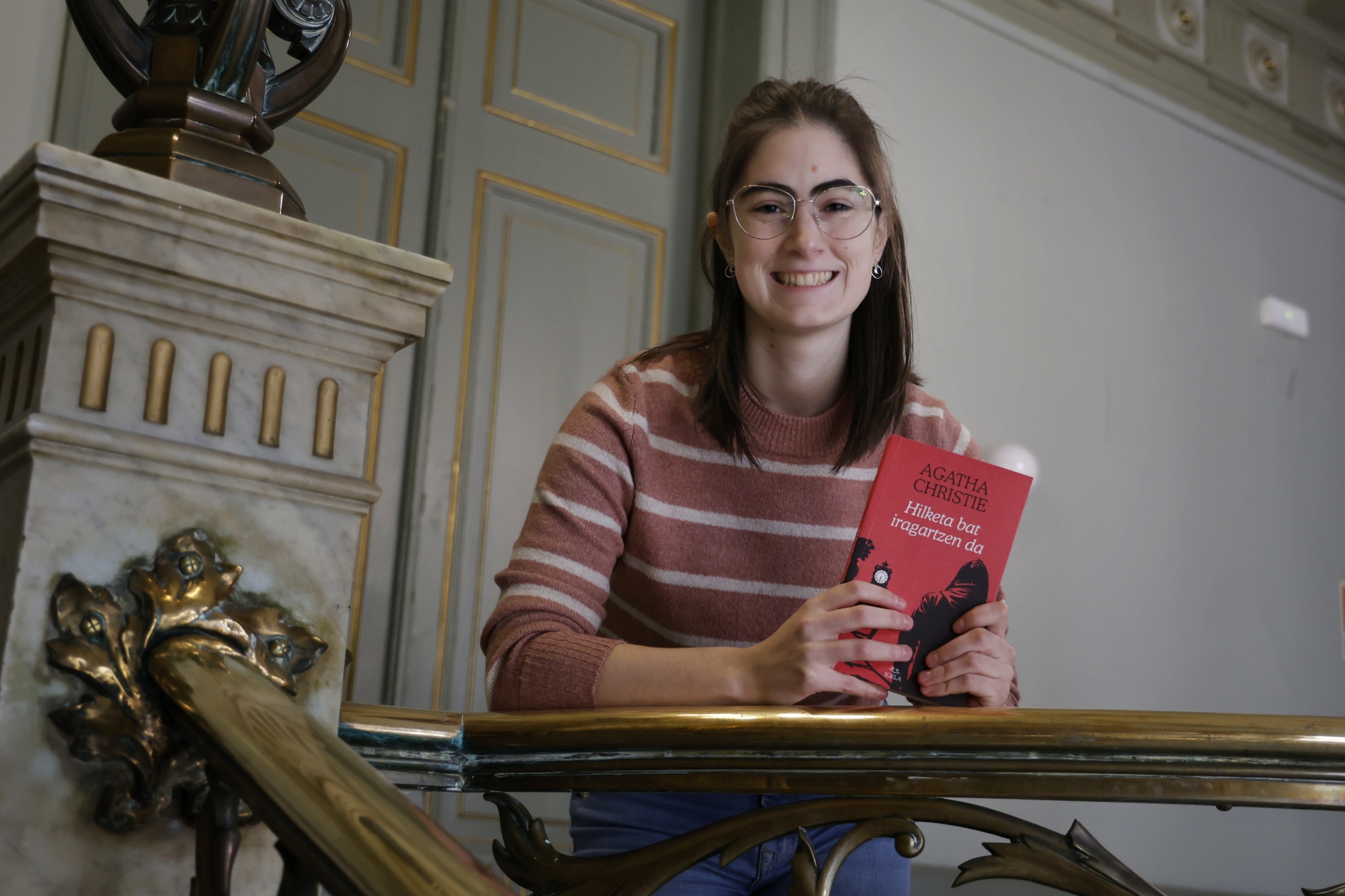 Amaia Gurbindo, 'Hilketa bat iragartzen da' nobela eskuetan, gaur, Donostian. MAIALEN ANDRES / FOKU