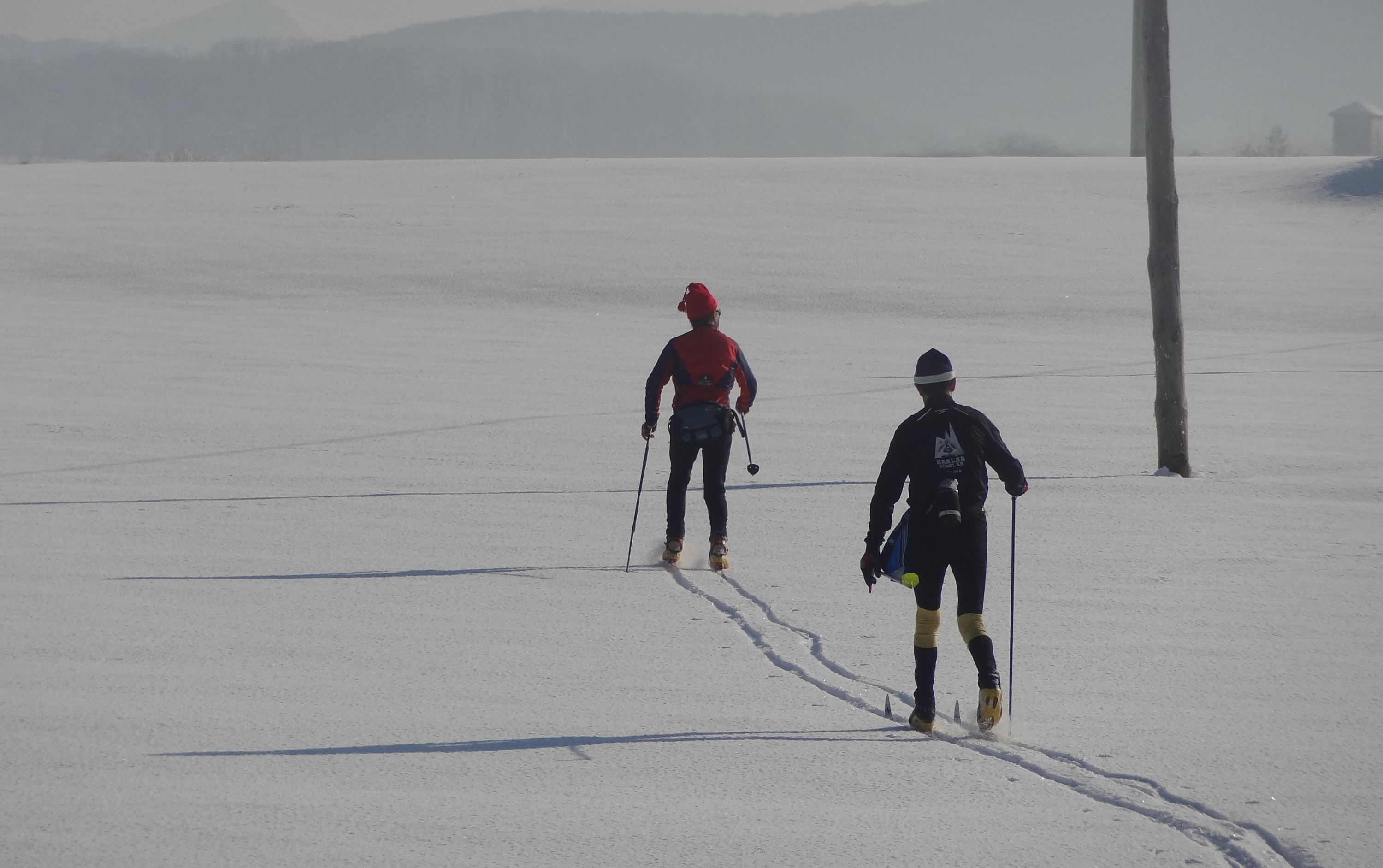 Bi eskiatzaile Aralarren eskiatzen