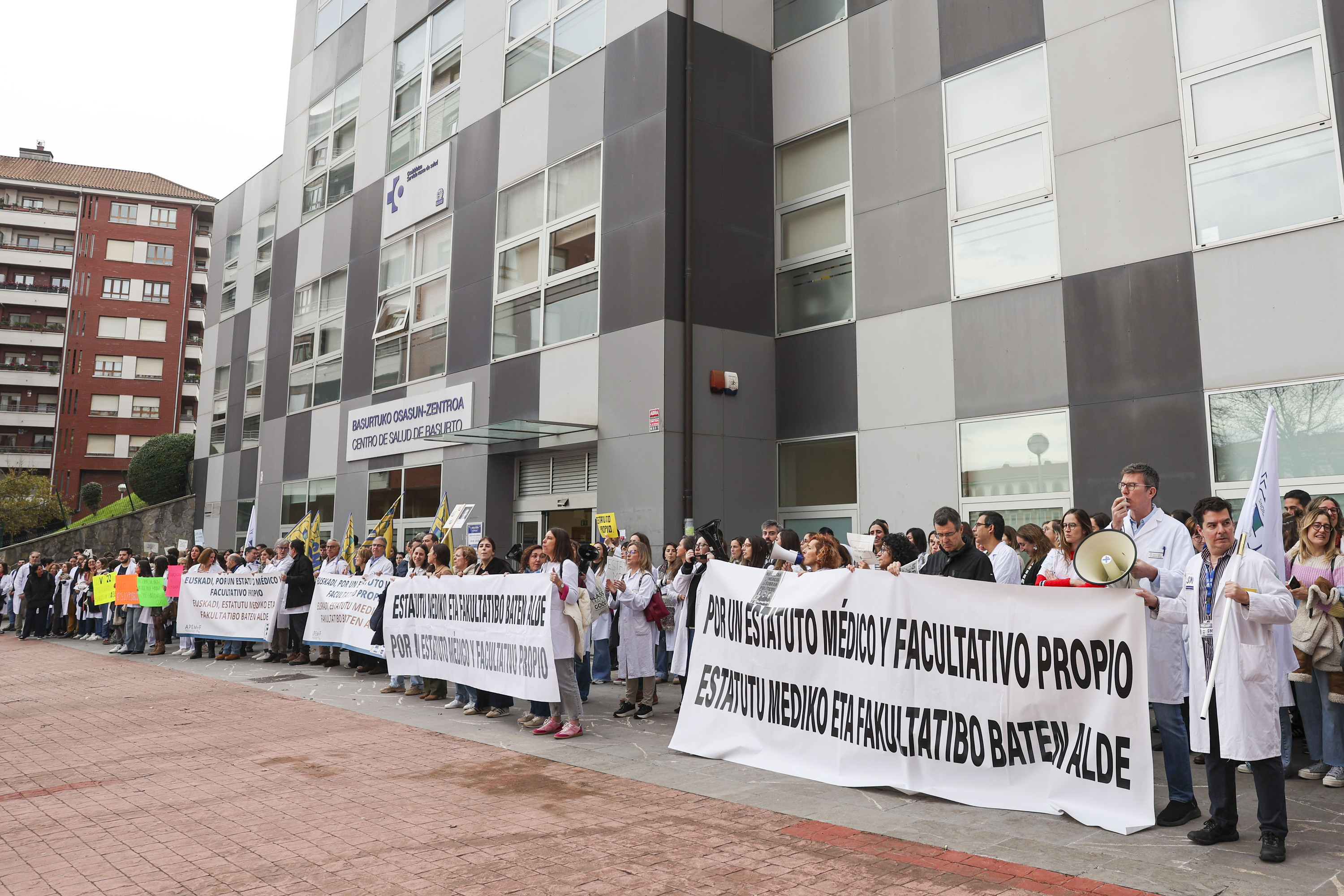 Medikuek abenduaren 12an Basurtuko osasun zentroan (Bilbo) egindako elkarretaratzearen irudia. LUIS TEJIDO / EFE
