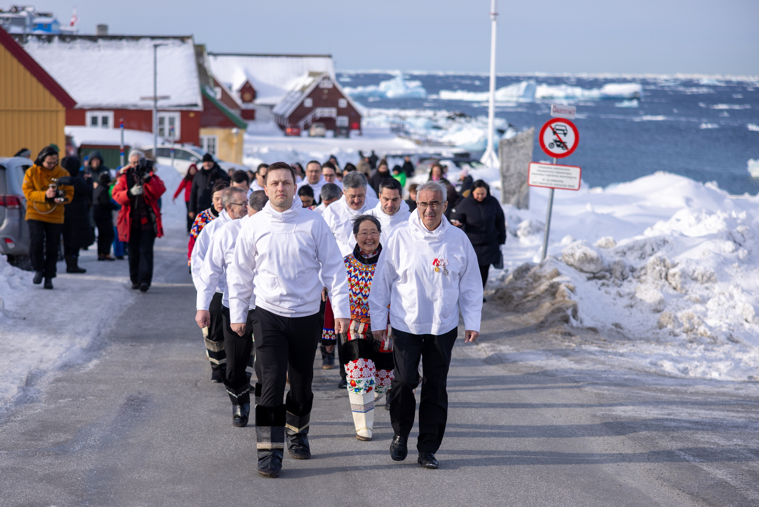 Groenlandiako lehen ministro Jens-Frederik Nielsen (ezkerrean), iazko apirilean Nuuk hiriburuan. EMIL STACH / EFE 