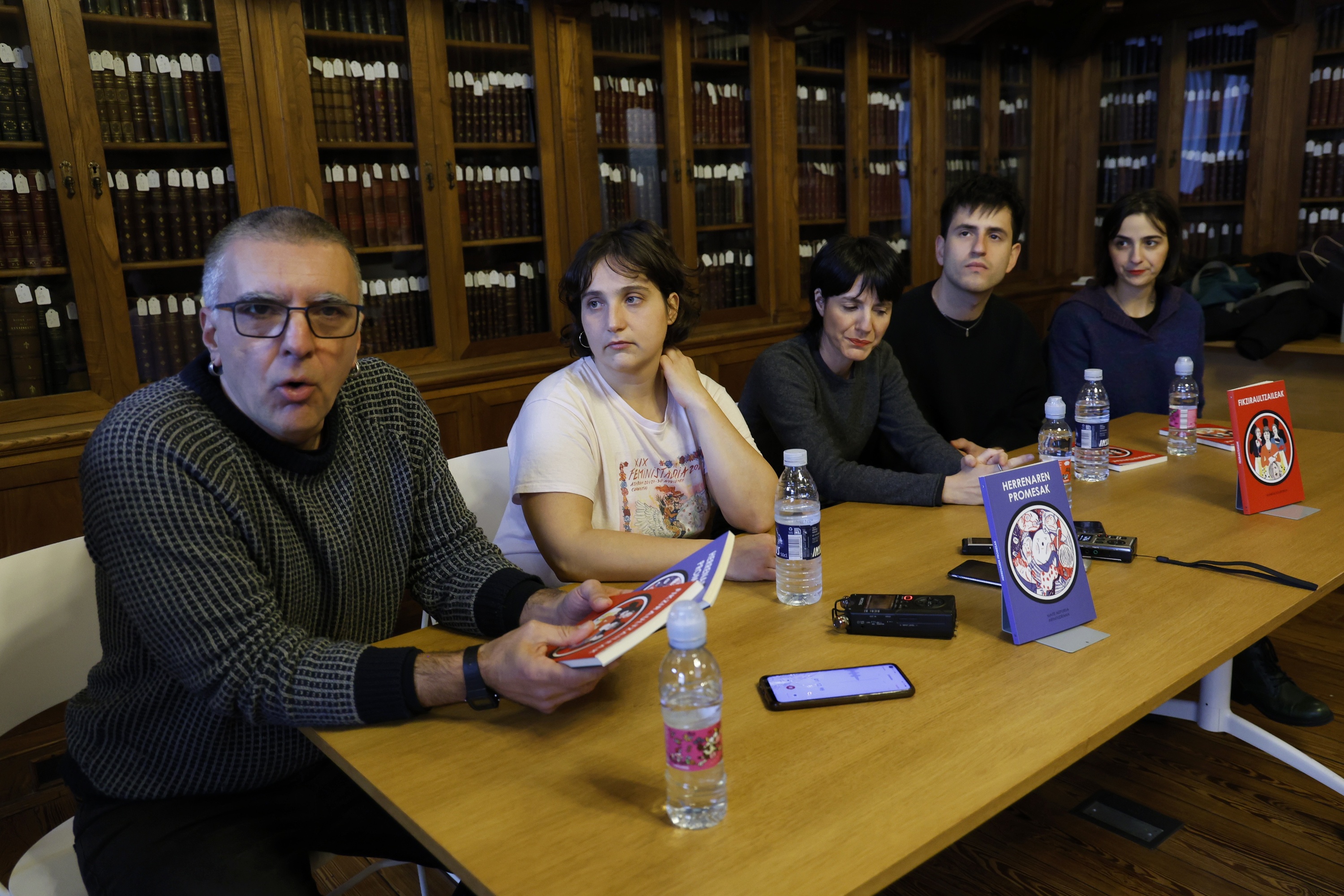 Oier Guillan, Maite Aizpurua, Iraia Elias, Xanti Agirrezabala eta Erika Olaizola, 'Herrenaren promesak' eta 'Fikziraultzaileak' liburuen aurkezpenean. FOKU