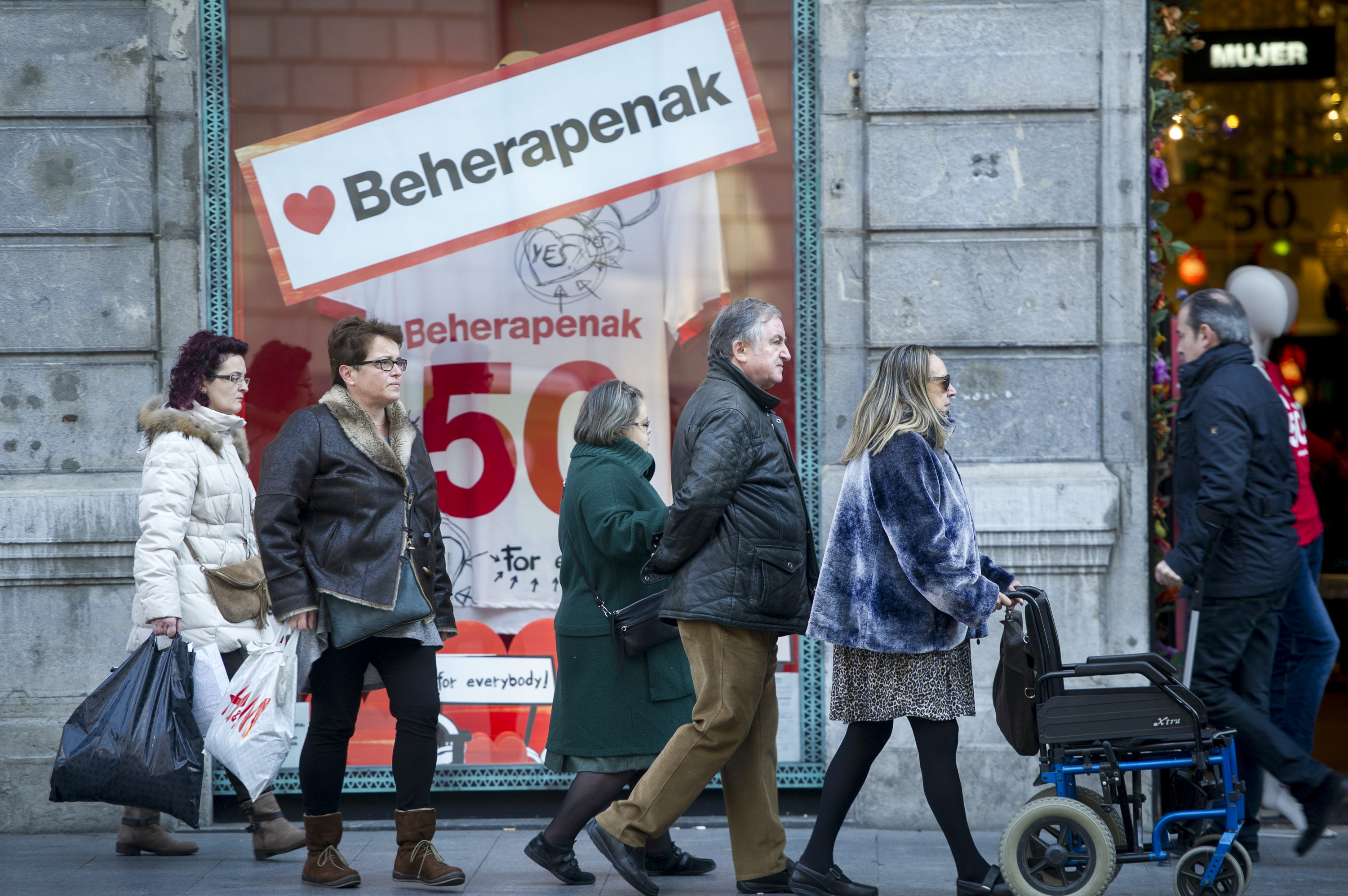 Saltoki handietan merkealdiko kanpainak hasi dituzte. Irudian, Bilboko denda bat. MARISOL RAMIREZ / FOKU