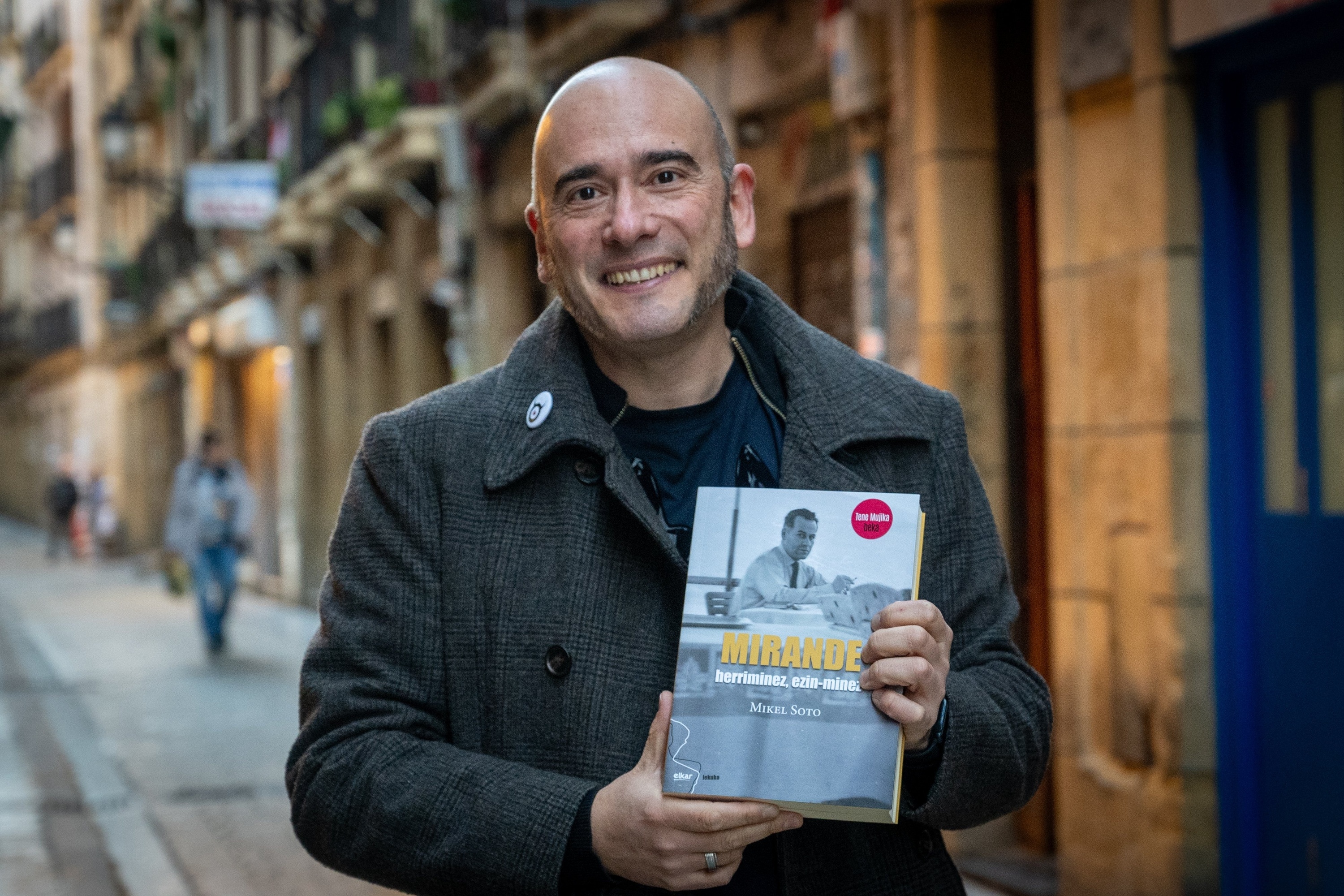 Mikel Sotok azaroan aurkeztu zuen, Donostian, Jon Miranderi buruzko liburua. GORKA RUBIO / FOKU