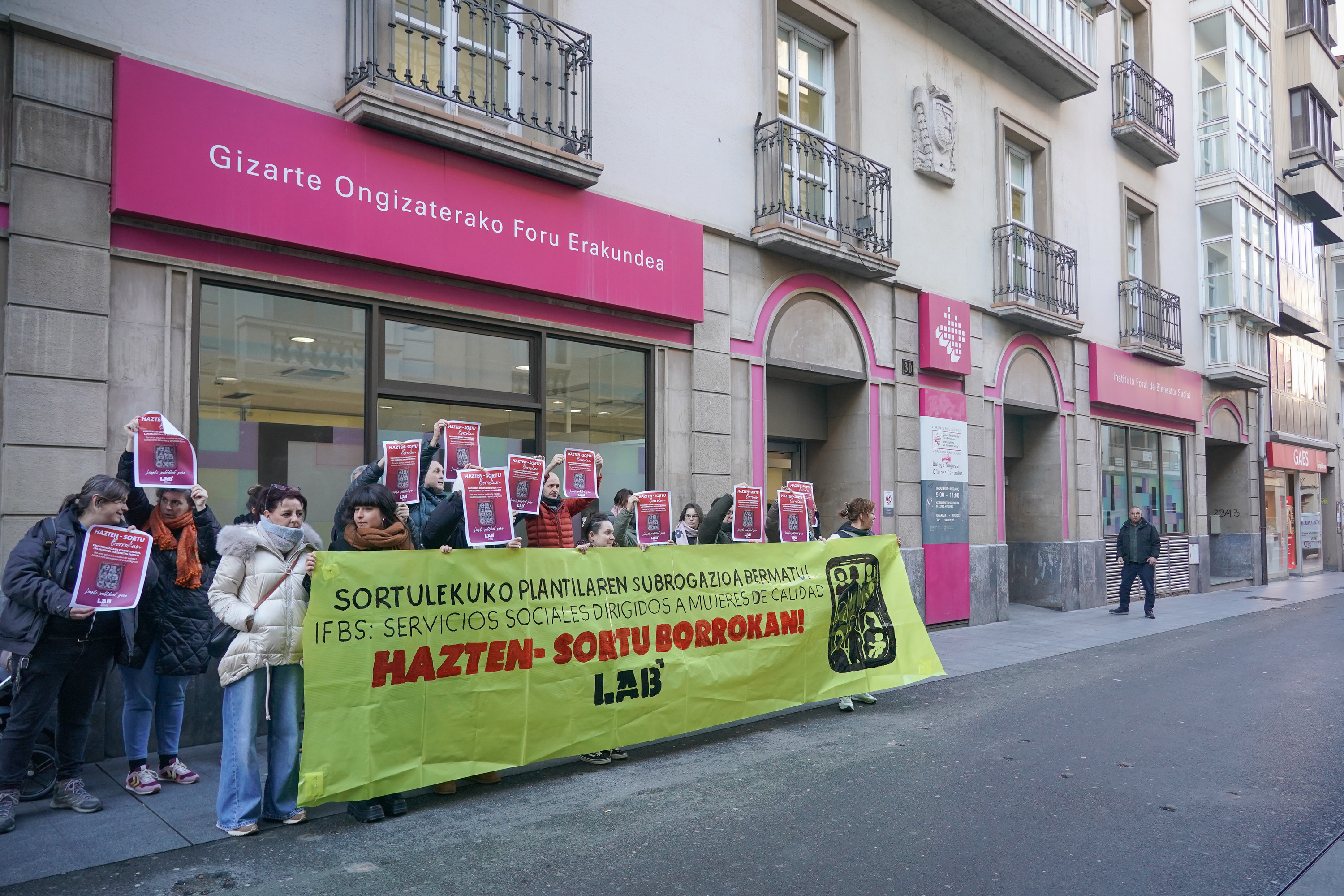 Langileek Gizarte Ongizatearen Foru Institutuaren egoitzan eginiko elkarretaratzea. ENDIKA PORTILLO / FOKU