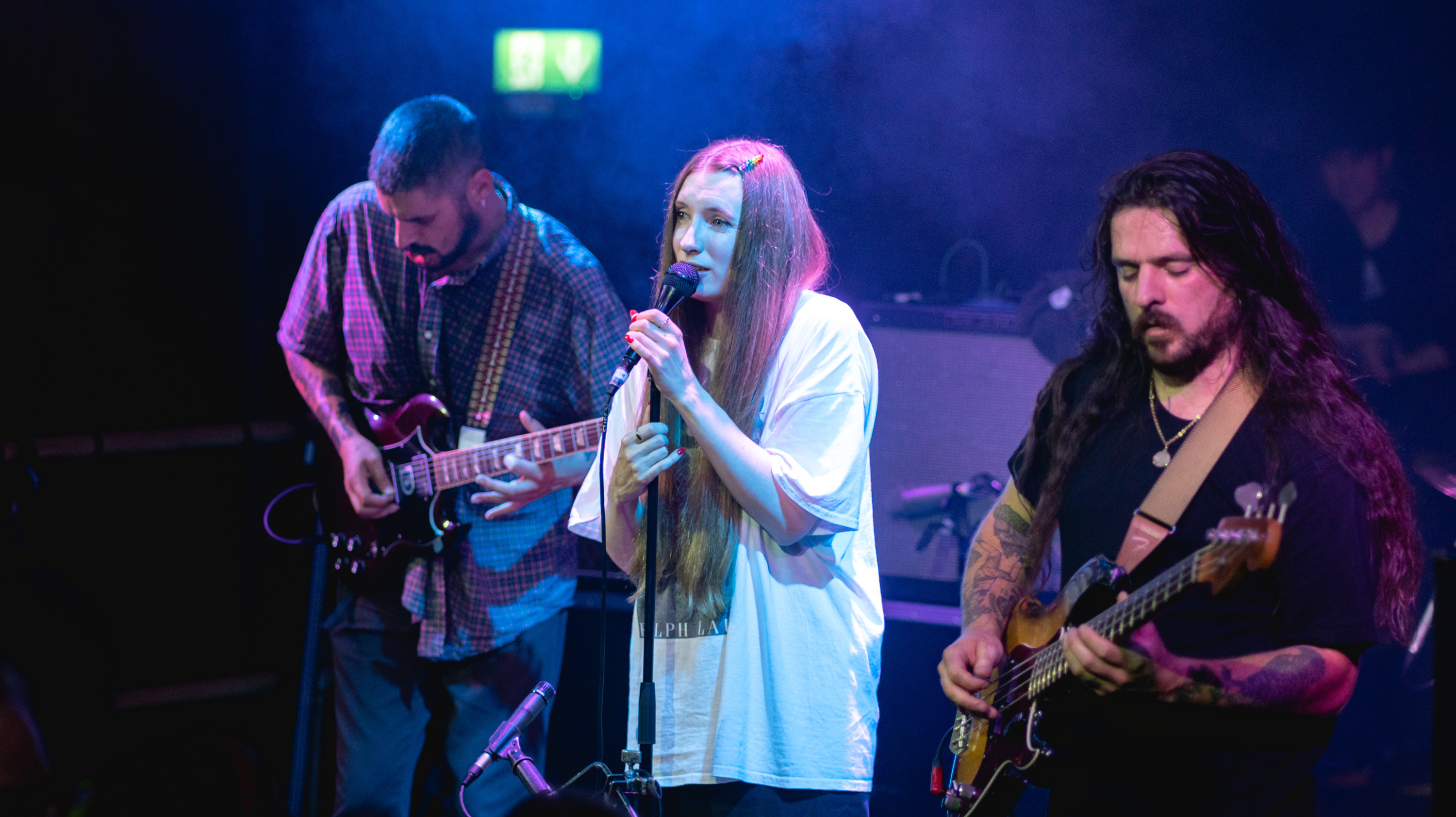 Tom Dowse, Florence Shaw eta Lewis Maynard Dry Cleaning taldeko kideak 2021eko kontzertu batean. RAPH-PH