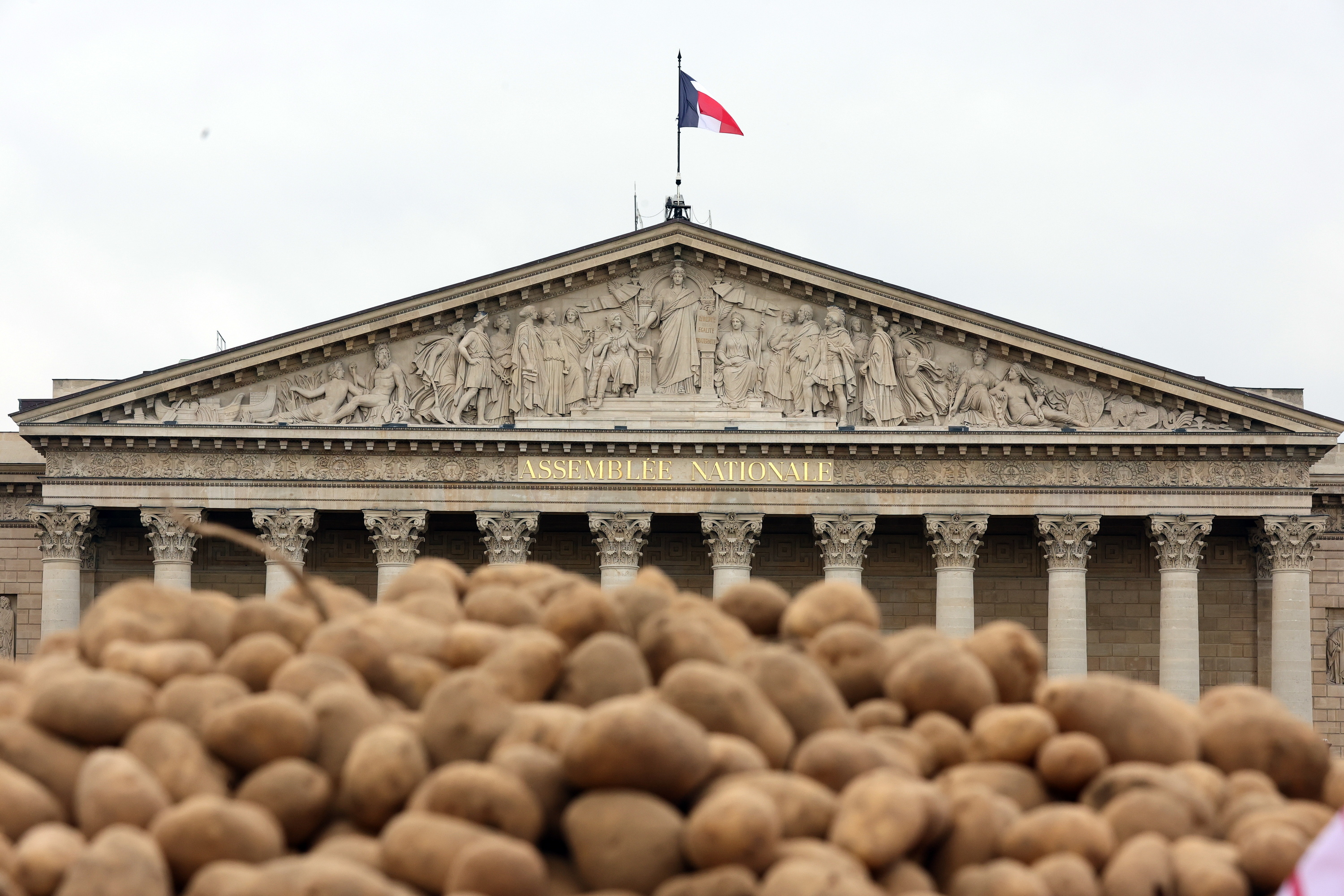 Frantziako Asanblea Nazionalaren aurrean laborariek gaur egindako ekintza. TERESA SUAREZ / EFE