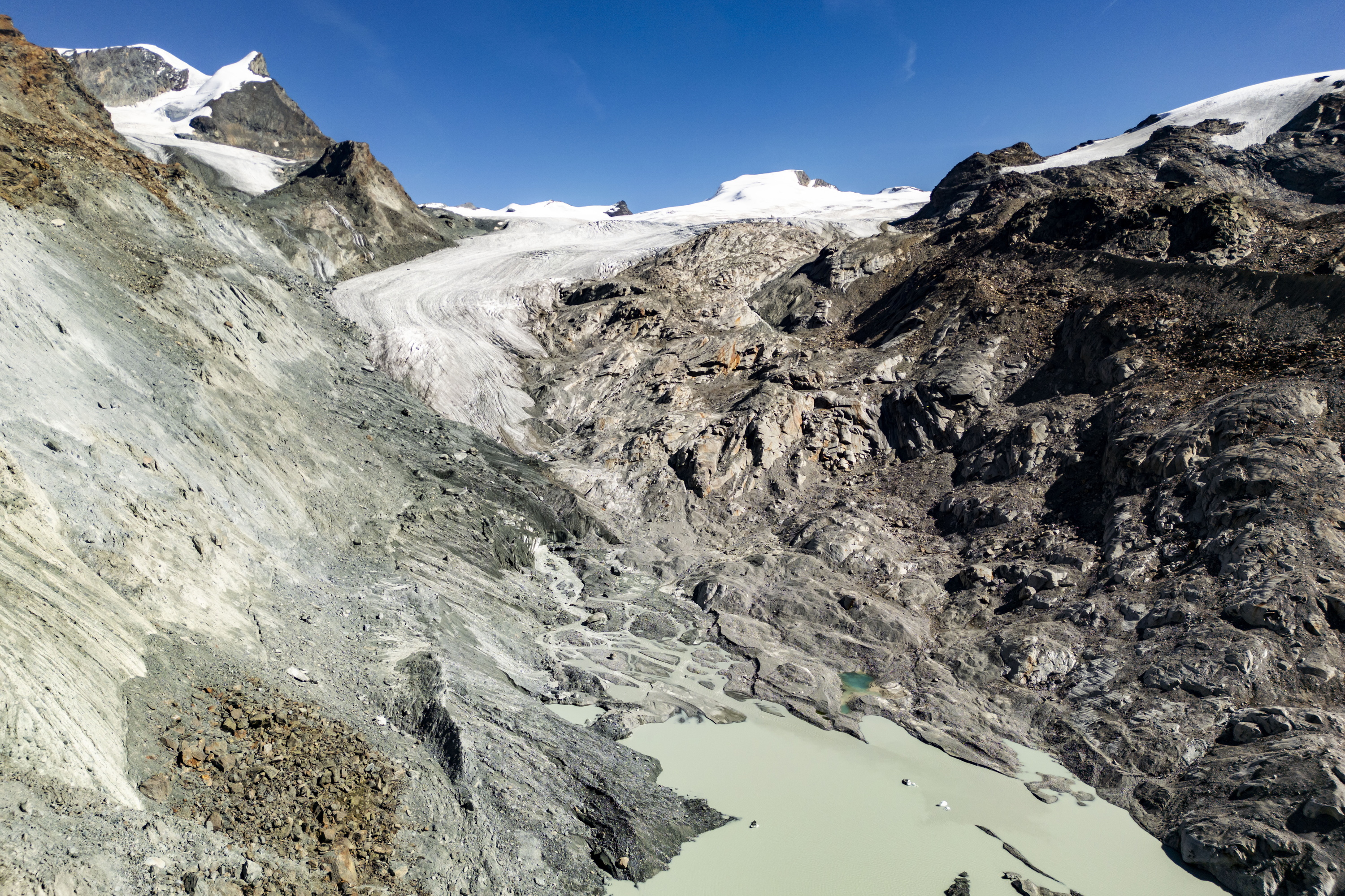 Suitzako Findel glaziarra, 2025eko udan. Izotz-masaren %3 galdu zuen iazko udan. JEAN-CHRISTOPHE BOTT / EFE