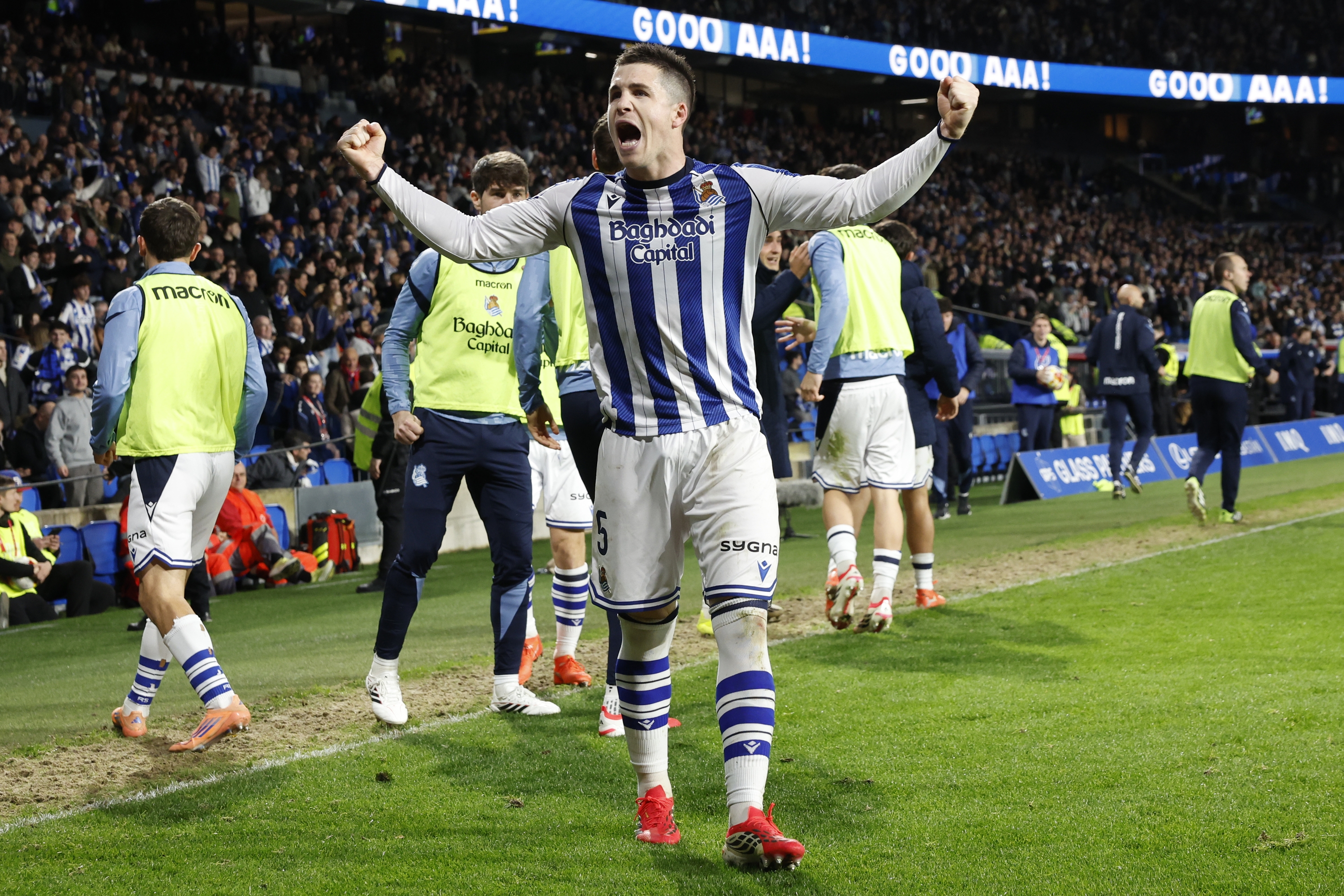 Igor Zubeldia gola ospatzen. JAVIER ETXEZARRETA / EFE