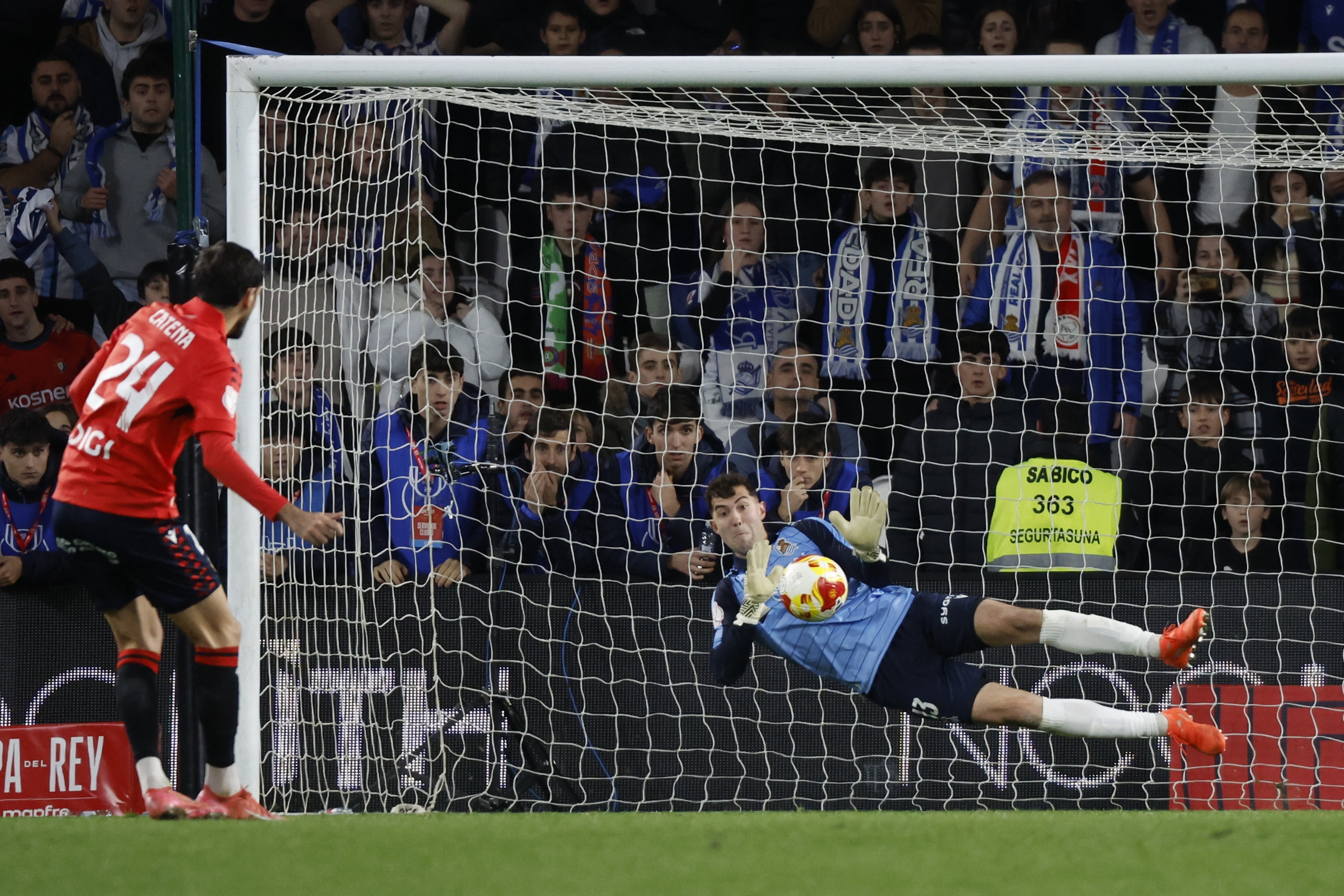 Unai Marrero Catenaren penaltia geratzen. JAVIER ETXEZARRETA / EFE