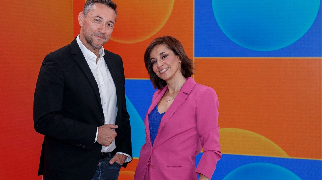 Javier Ruiz eta Adela Gonzalez TVEko aurkezleak. TVE