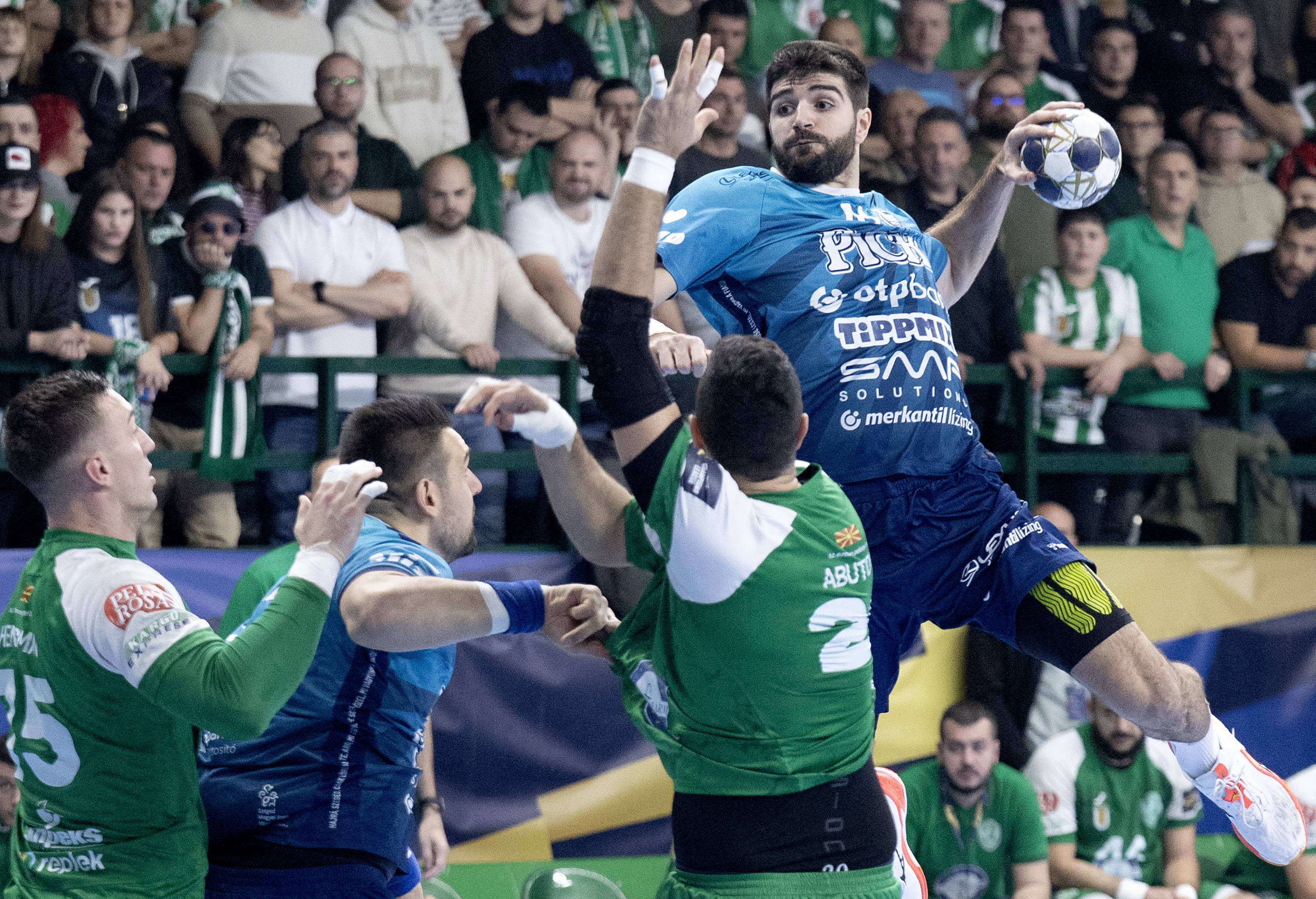 Imanol Gartziandia jaurtiketa bat egiten Eurofarm Pelister taldearen aurkako partidan, Txapeldunen Ligan. GEORGI LICOVSKI/EFE 