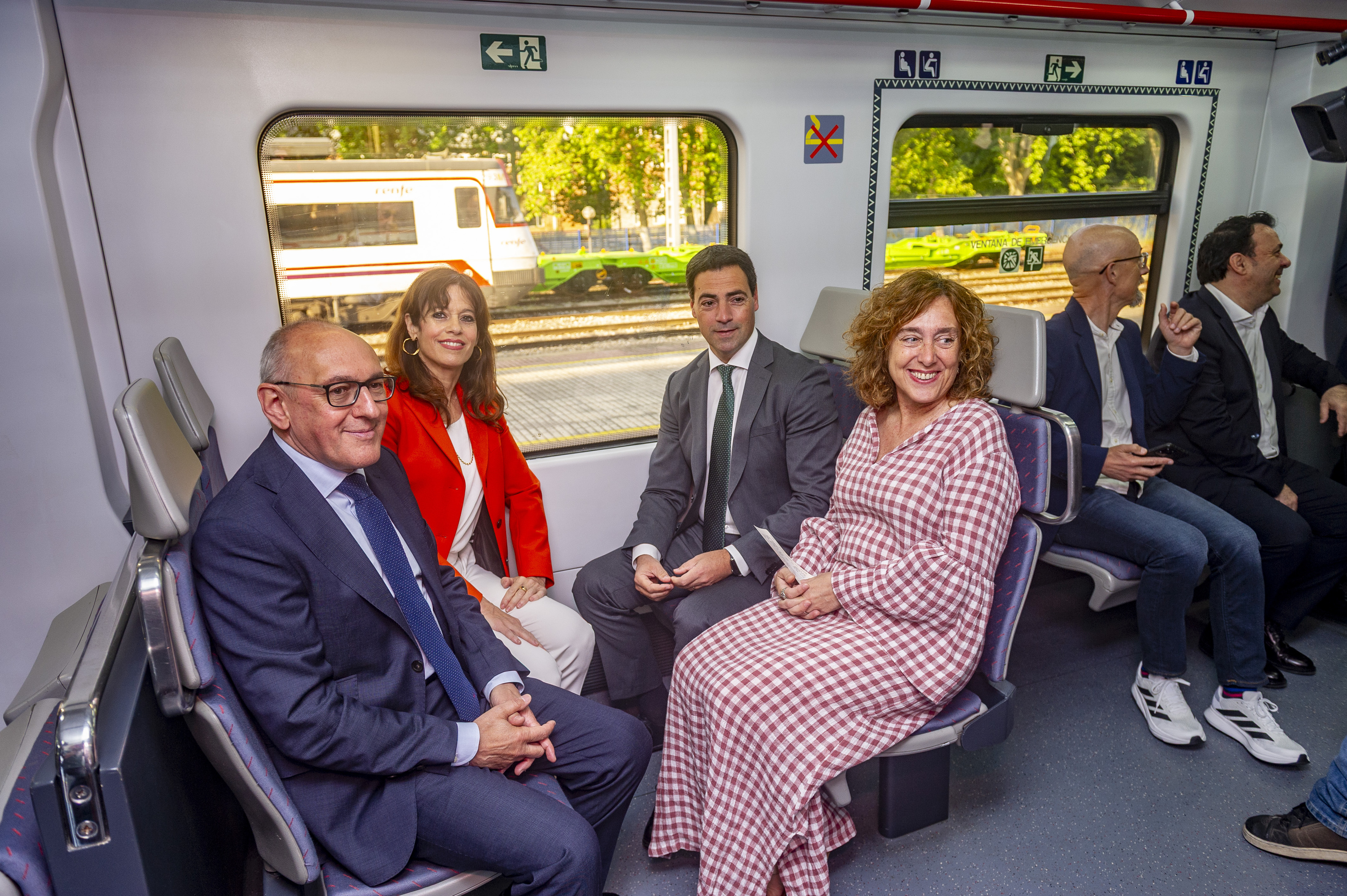 Agintariak, Miranda-Altsasu aldierietako trenaren inaugurazio egunean, joan den urteko maiatzean. JAIZKI FONTANEDA / FOKU
