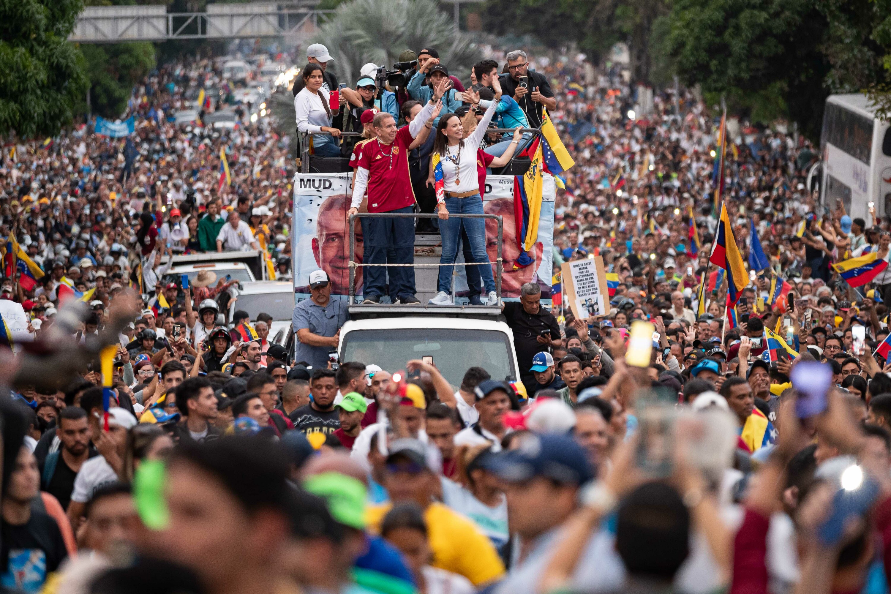 Edmundo Gonzalez eta Maria Corina Machado, 2024an, kamioi baten gainean, oposizioaren zaleek inguratuta, Bogotan. RONALD PEÑA R / EFE