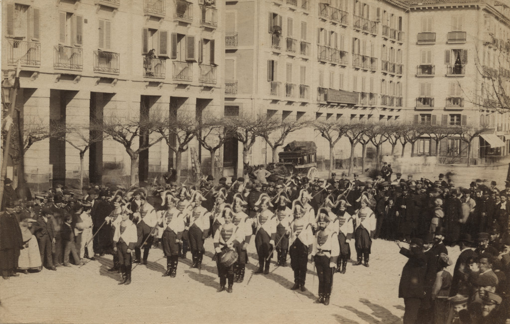 Donostiako danborrada, 1880ko hamarkadan, Plaza Zaharra izandako tokian. RAFAEL MUNOA / KUTXATEKA