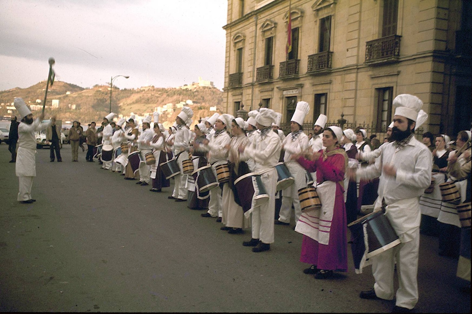 Kresala elkarteak bultzatuta, urketariak upela jotzen lehen aldiz atera ziren unea, 1980an. KRESALA ELKARTEA 