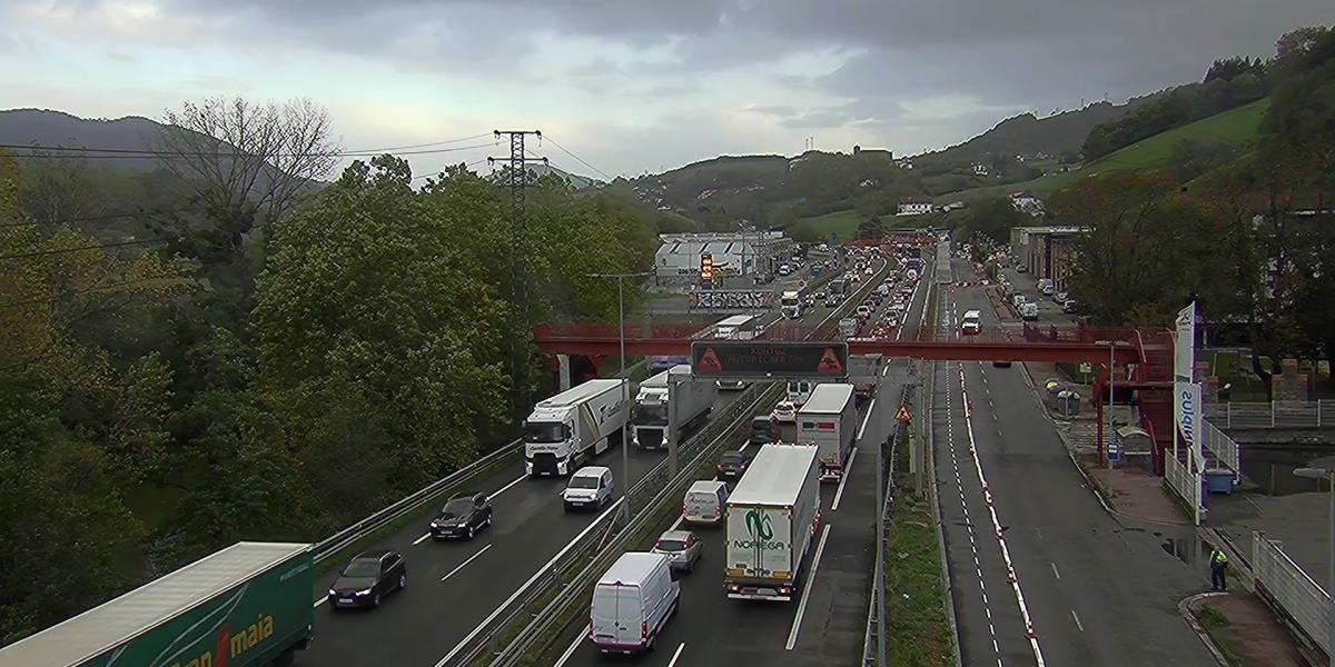 Auto ilarak N-I errepidean, artxiboko irudi batean. BERRIA