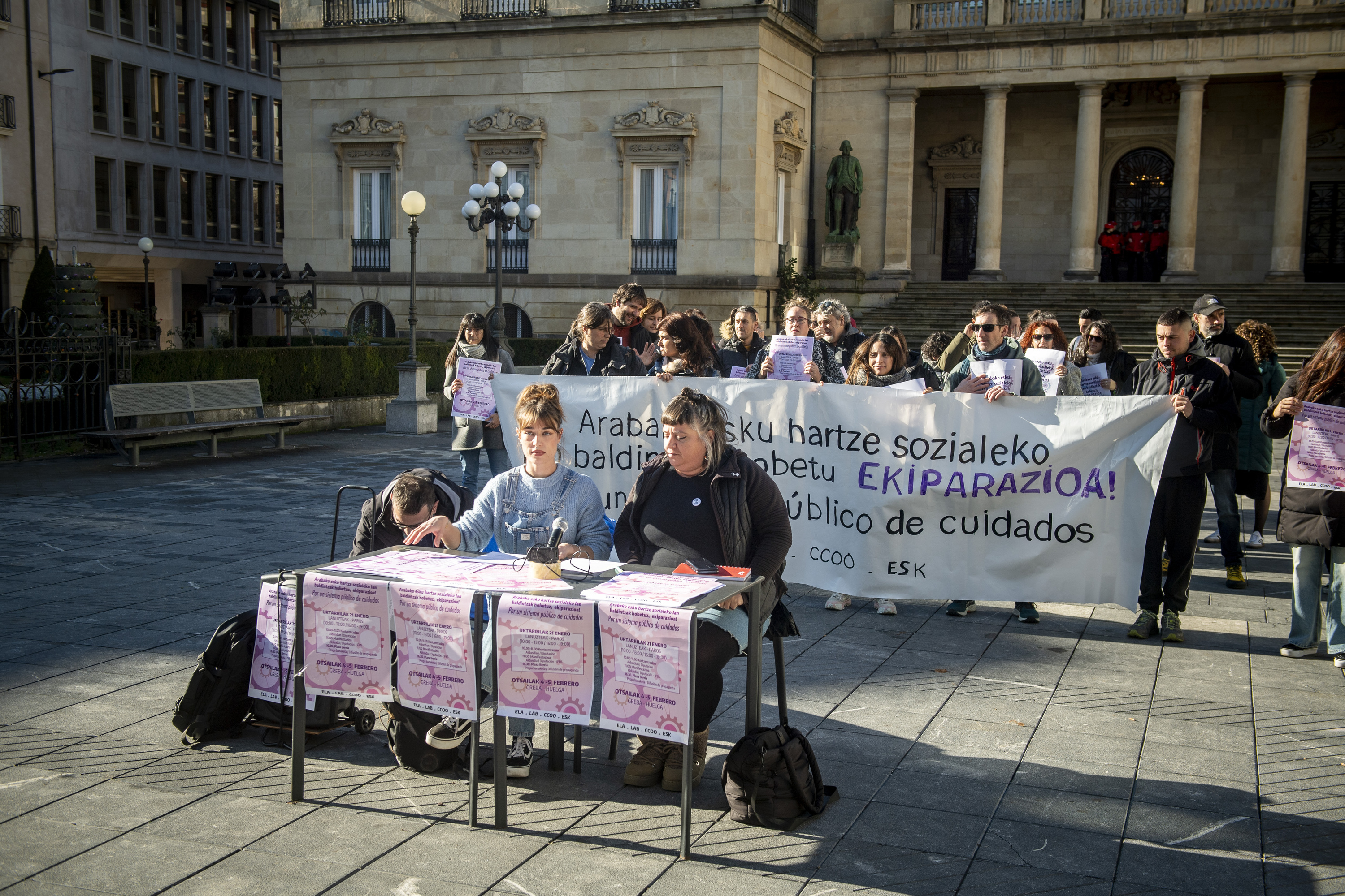 Sindikatuetako ordezkariak eta langileak, gaur goizean, Arabako Foru Aldundiaren parean. JAIZKI FONTANEDA / FOKU