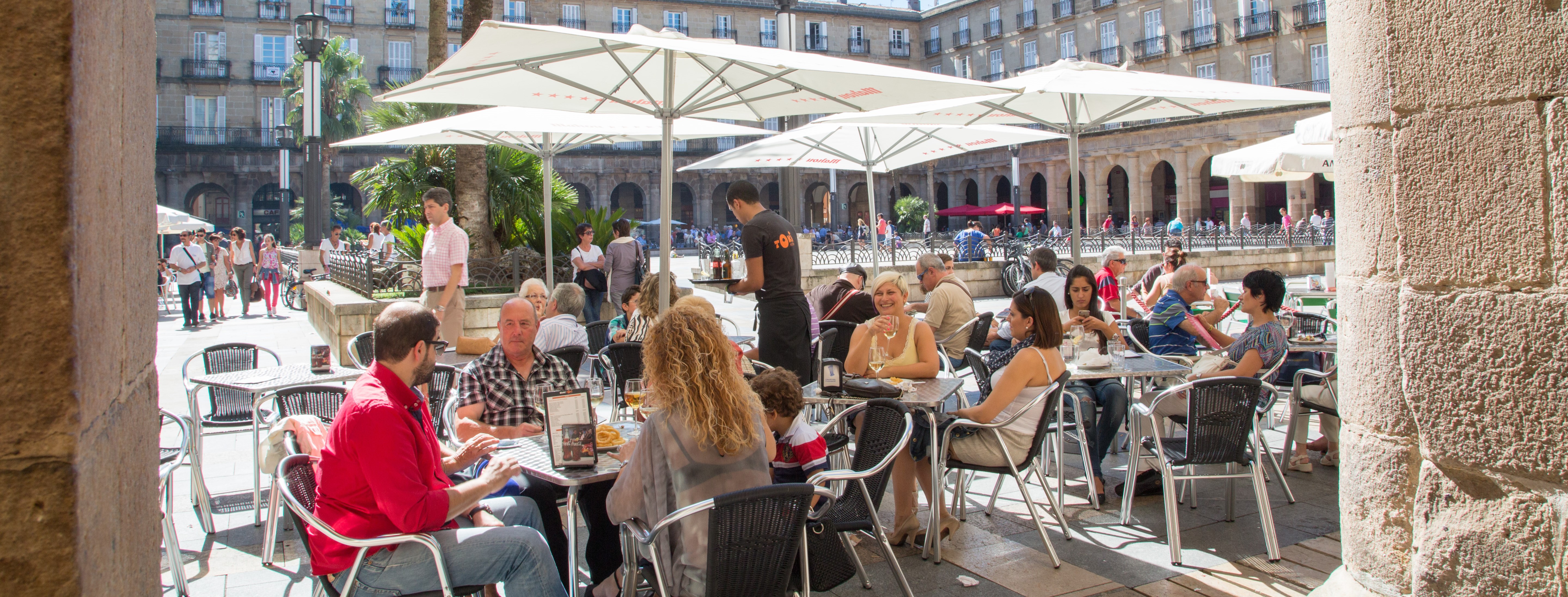 Terrazak Bilboko Plaza Barrian, artxiboko irudi batean. BERRIA