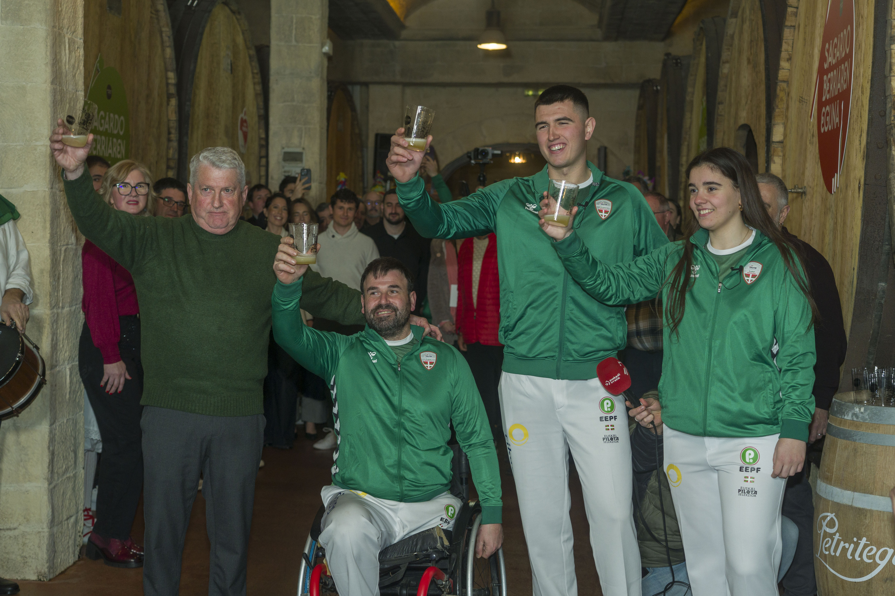 Pilotako euskal selekzioko kideak, Astigarragako Petritegi sagardotegian. JON URBE / FOKU