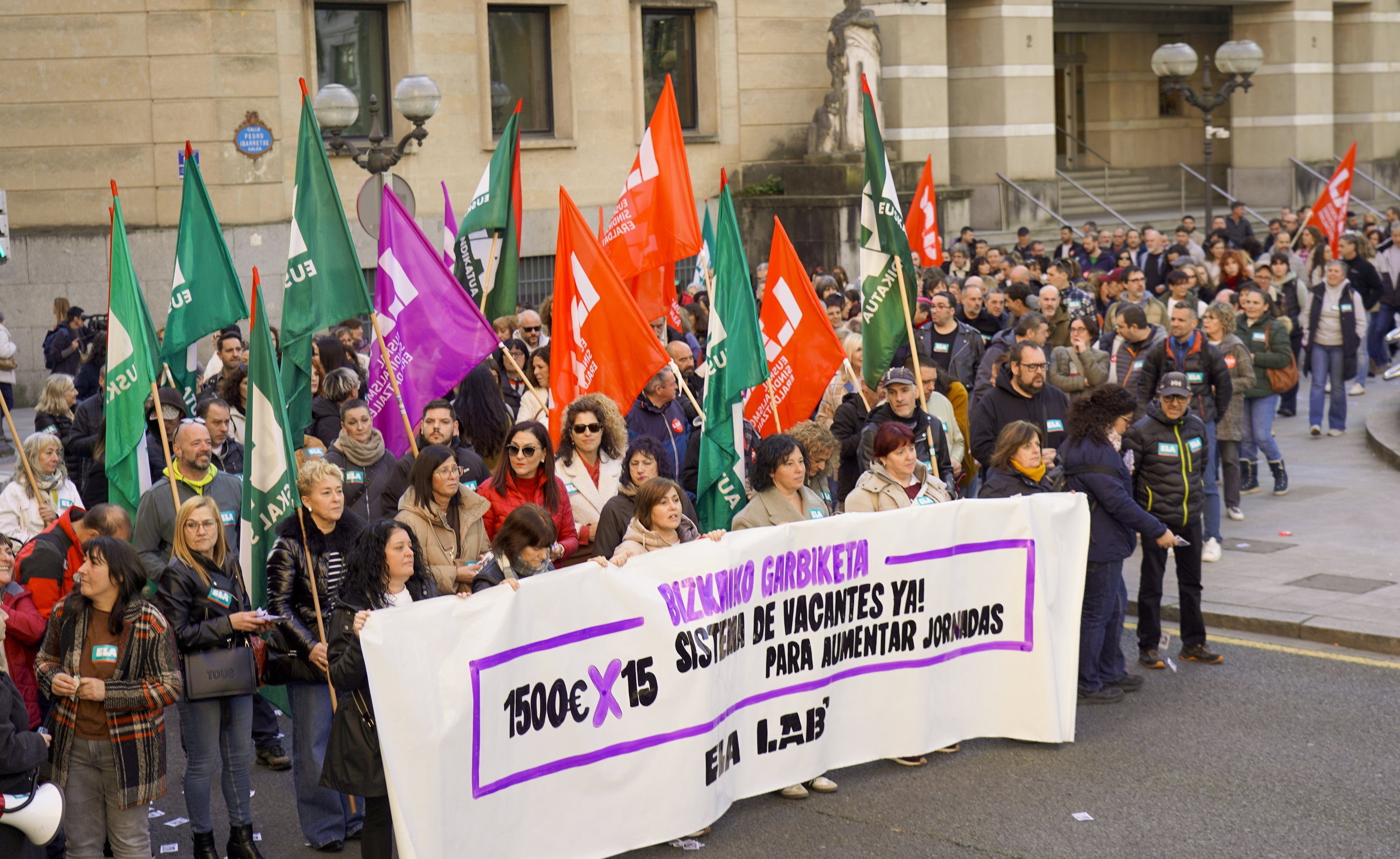 Bizkaiko eraikinetako eta lokaletako garbitzaileen manifestazioa gaur, Bilbon. MARISOL RAMIREZ / FOKU