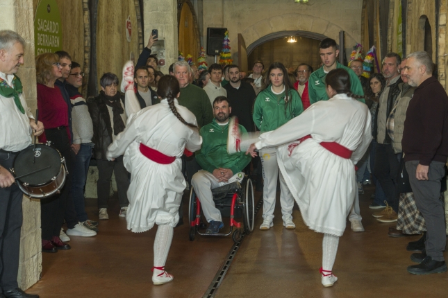 Dantzariak, gonbidatuei agurra dantzatzen, Petritegin. JON URBE / FOKU