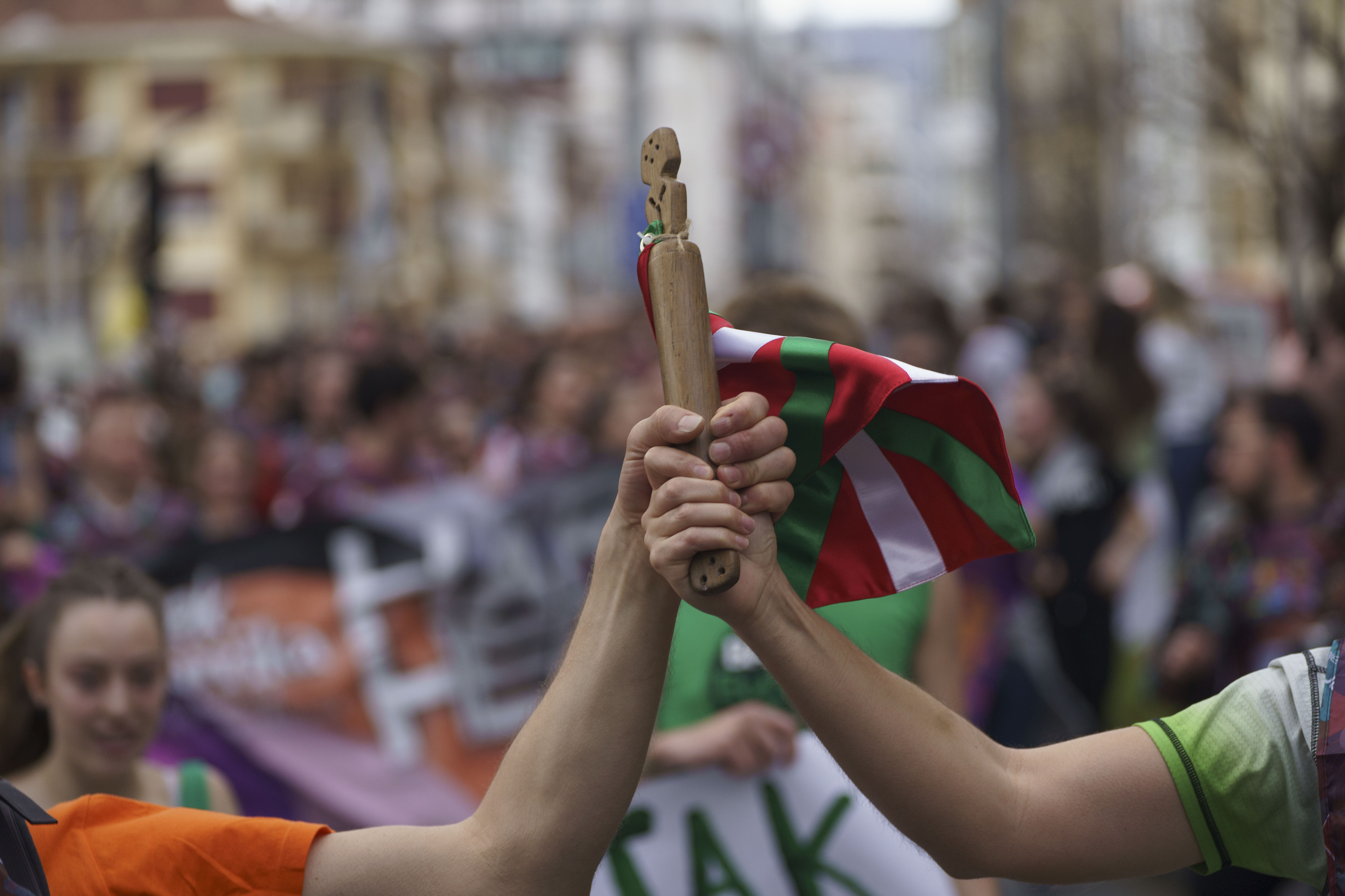 Bi lagun lekukoa eramaten, 23. Korrikaren hasieran, Irunen. JON URBE / FOKU