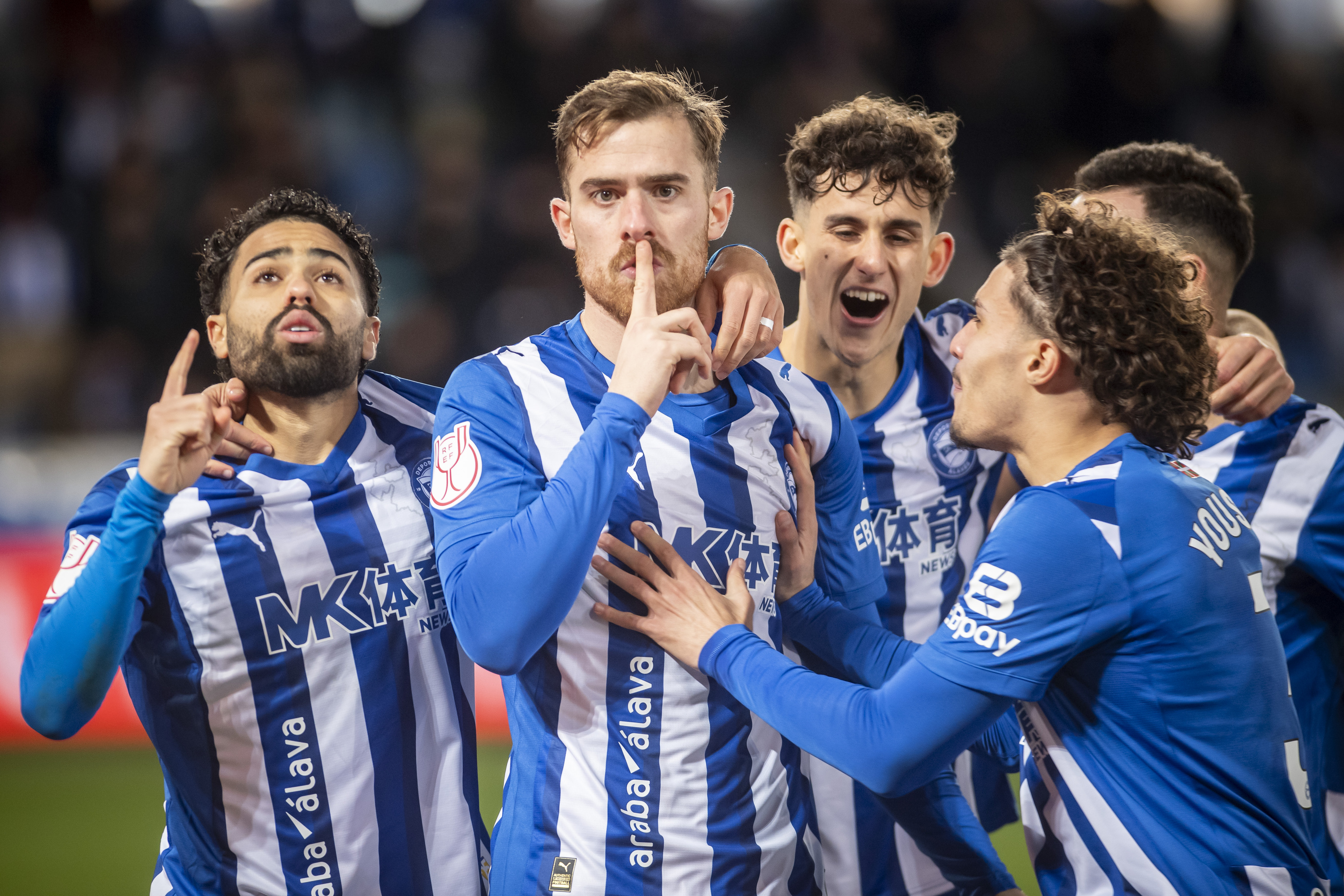 Alaveseko jokalariak Toni Martinezek Kopan sartutako gola ospatzen, gaur, Mendizorrotzan. JAIZKI FONTANEDA / FOKU