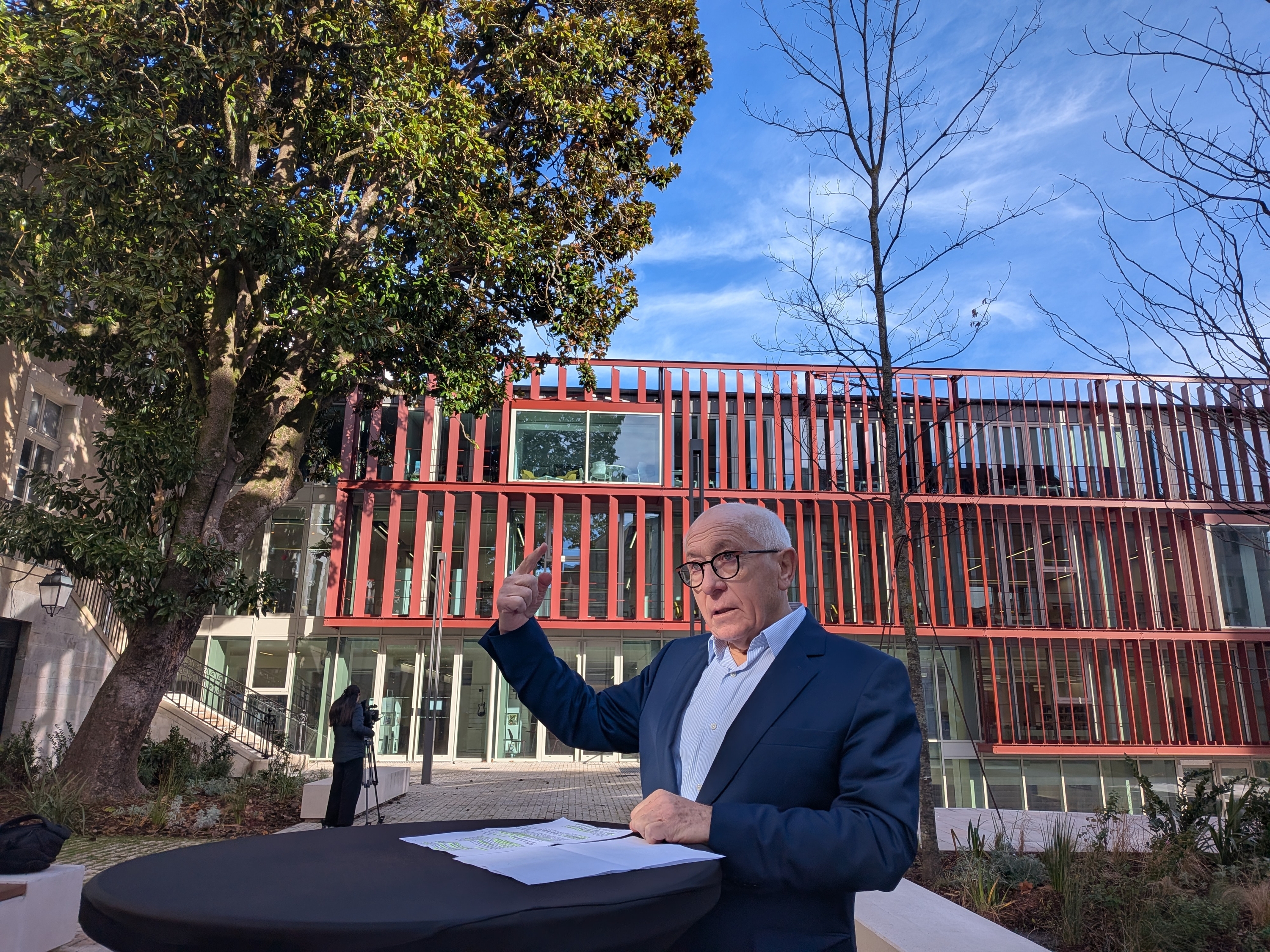 Jean Rene Etxegarai, bozetara aurkeztuko dela publiko egiteko agerraldian, Baionako mediatekaren aitzinean. BERRIA