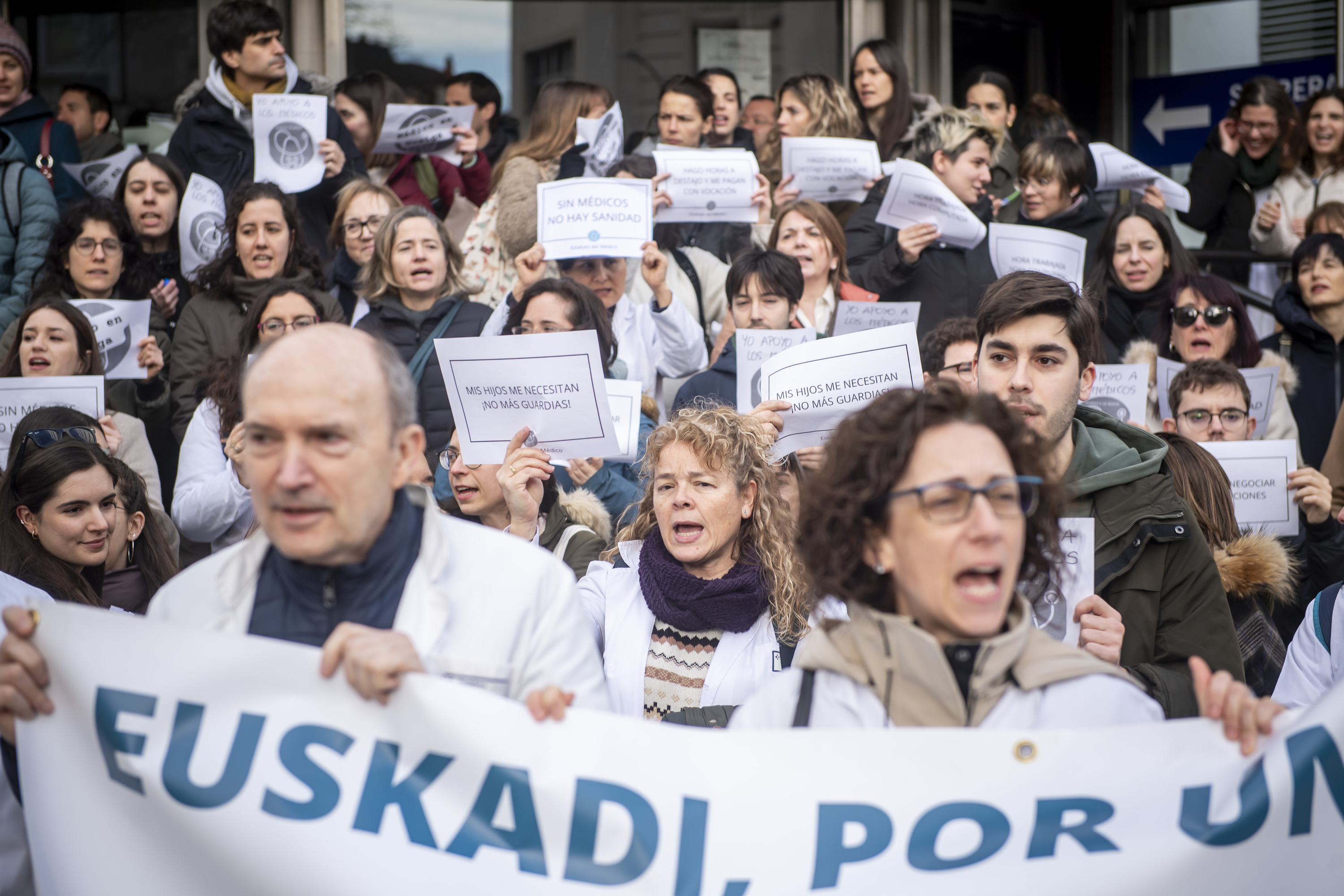 Gasteizko Olagibel osasun zentroaren aurrean gaur egindako protesta. JAIZKI FONTANEDA / FOKU
