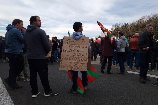 Biriatuko pasabidea moztu duten nekazarietako batzuk. JOKIN SAGARZAZU